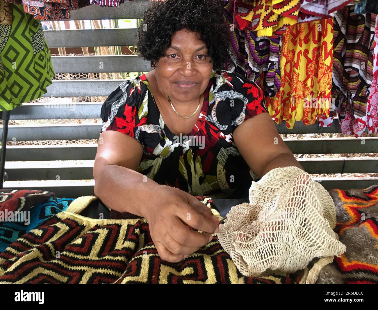 Signora melanesiana che fa sacchetti di bilum tradizionali, Rusty's Market, Cairns, Queensland, Australia. No MR o PR Foto Stock