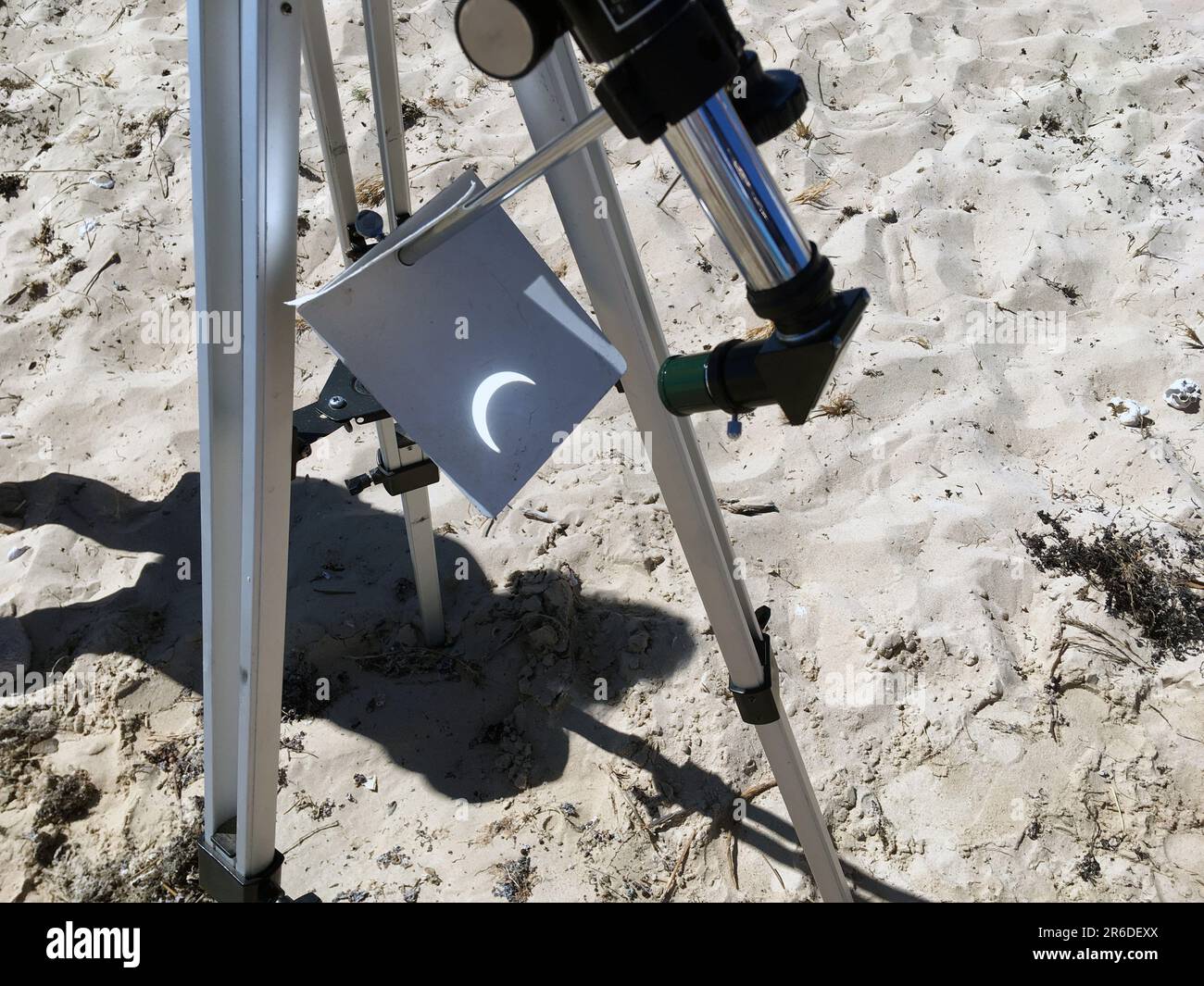 Telescopio con modifica che consente la visione sicura del sole crescente pricipalmente eclissato, Ningaloo, Australia Occidentale, Aprile 2023. Foto Stock