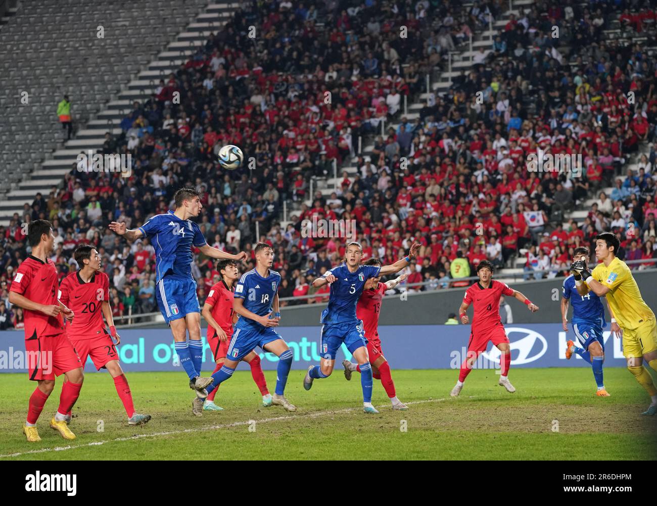 La Plata, Argentina. 8th giugno, 2023. Matteo Prati (3rd L) si batte per un header durante la semifinale della Coppa del mondo FIFA U20 tra Corea del Sud e Italia a la Plata, Argentina, 8 giugno 2023. Credit: Wang Tiancong/Xinhua/Alamy Live News Foto Stock