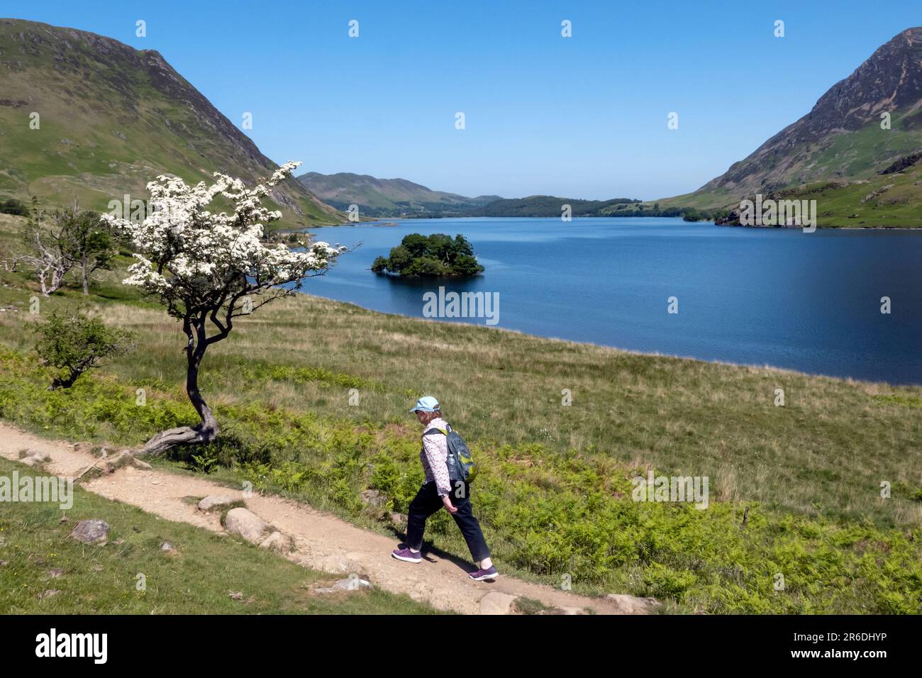 Escursionisti a piedi intorno Crummock acqua nel distretto inglese dei laghi Regno Unito Foto Stock