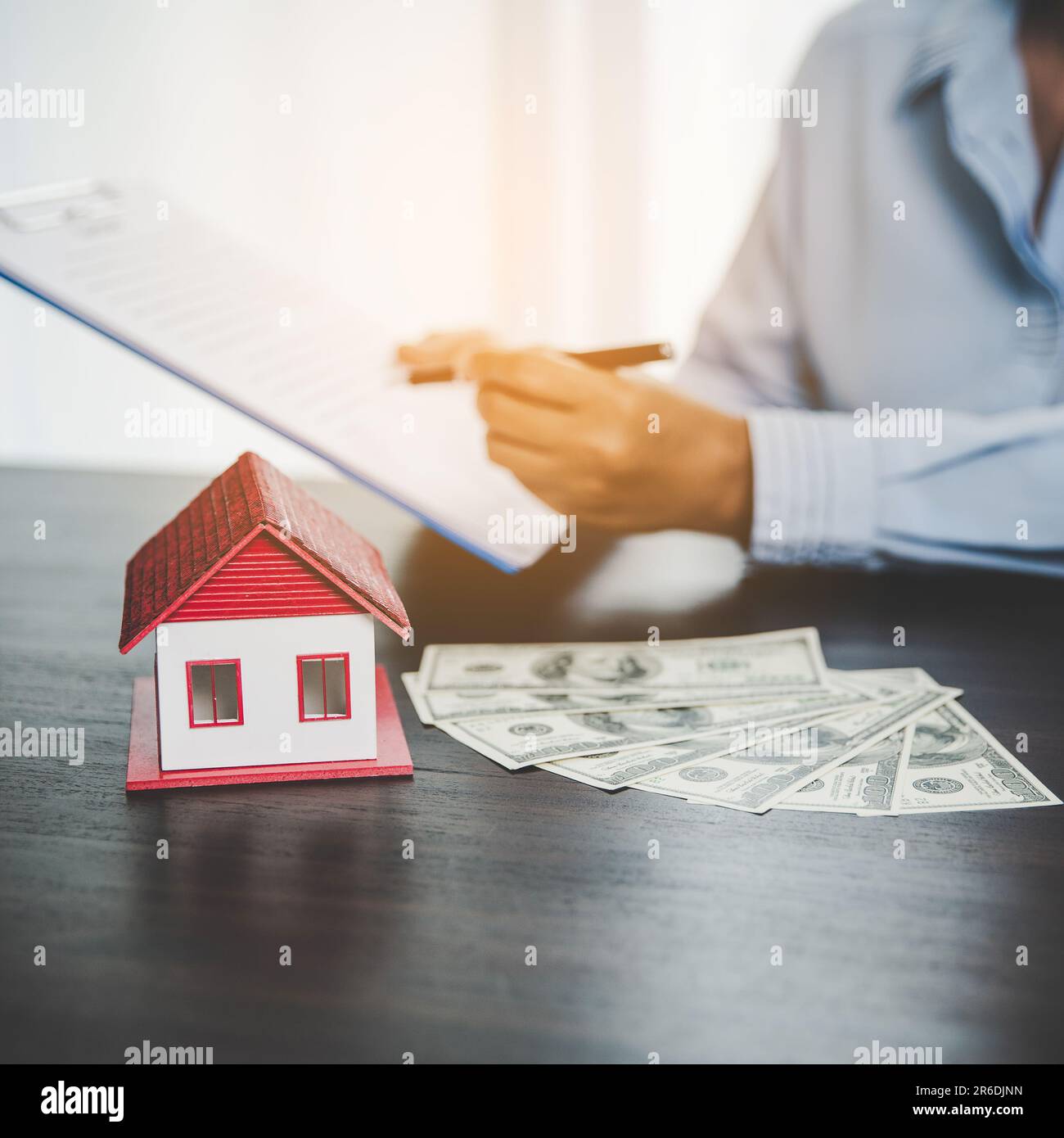 Agente broker immobiliare che presenta e consultare il cliente a prendere la decisione di firmare l'accordo forma di assicurazione, modello di casa, per quanto riguarda mutuo ipotecario off Foto Stock