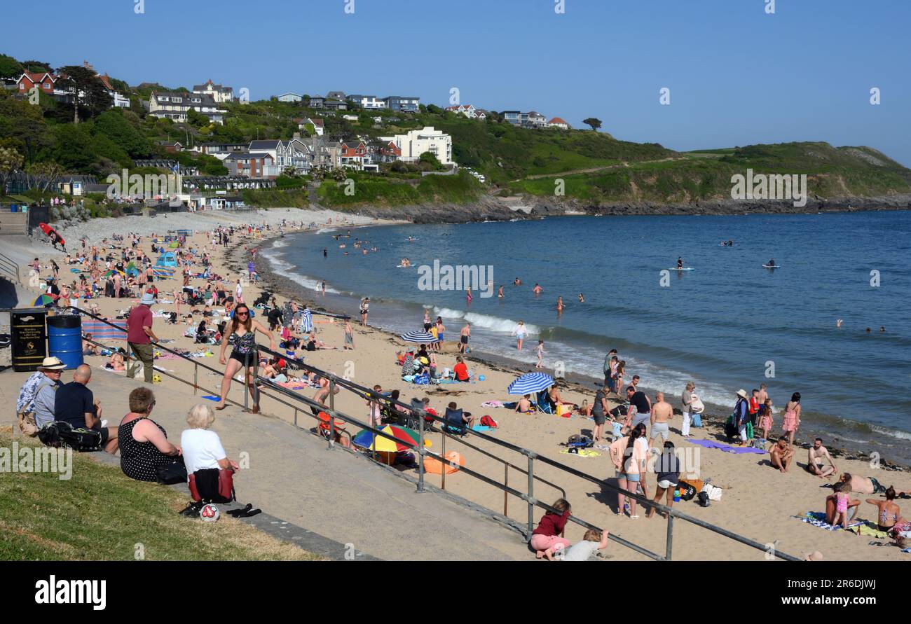 Il caldo estivo affollerà la spiaggia con le famiglie sulla sabbia a Langland Bay. Foto Stock