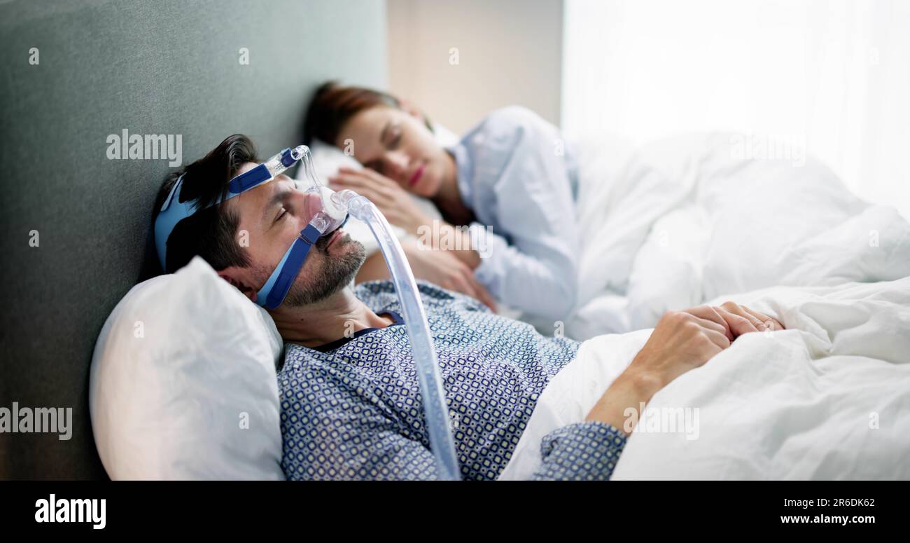 Attrezzatura maschera di ossigeno per apnea notturna e macchina CPAP Foto  stock - Alamy