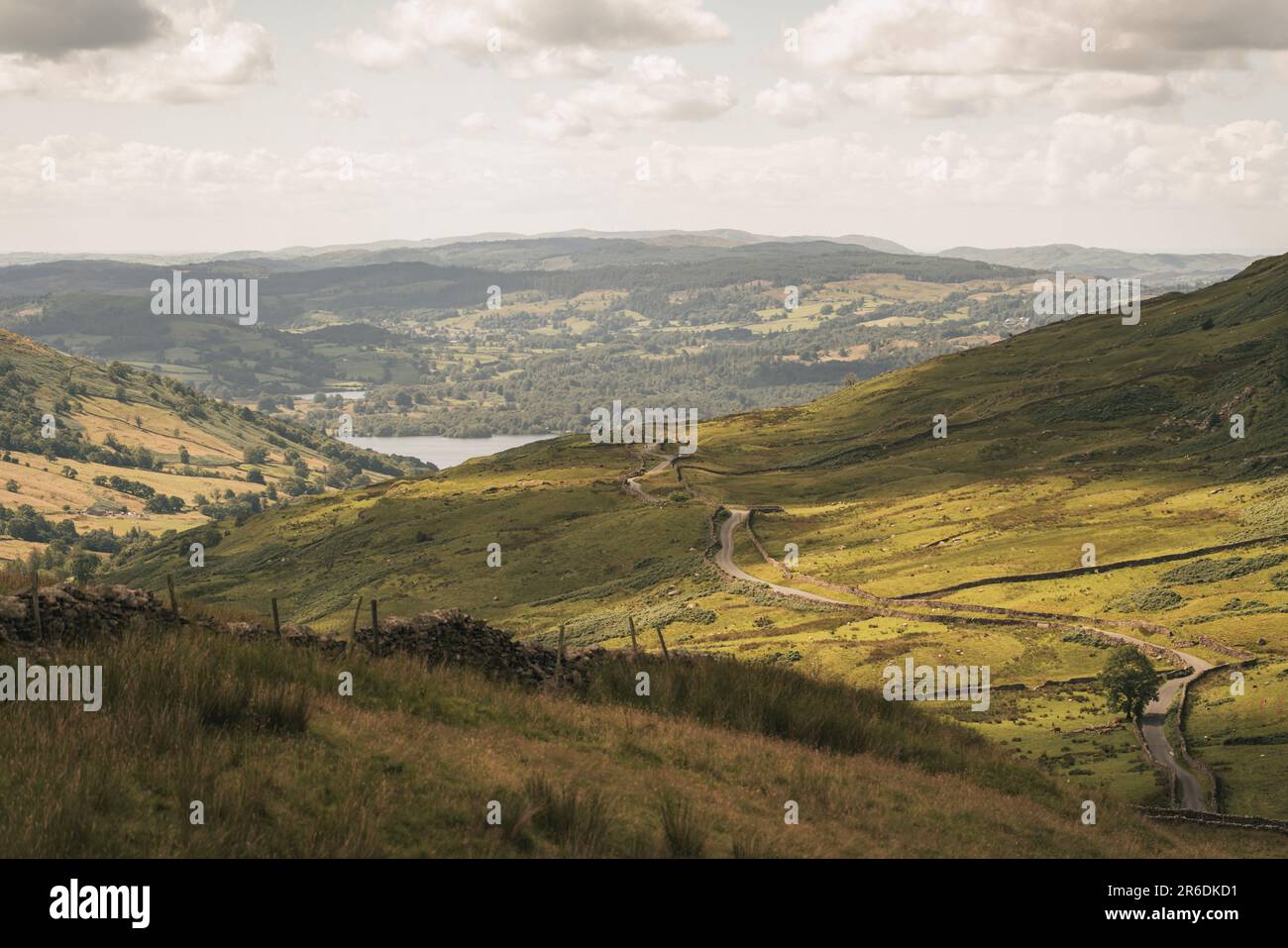 Strade attraverso i paesaggi del distretto lacustre inglese Foto Stock