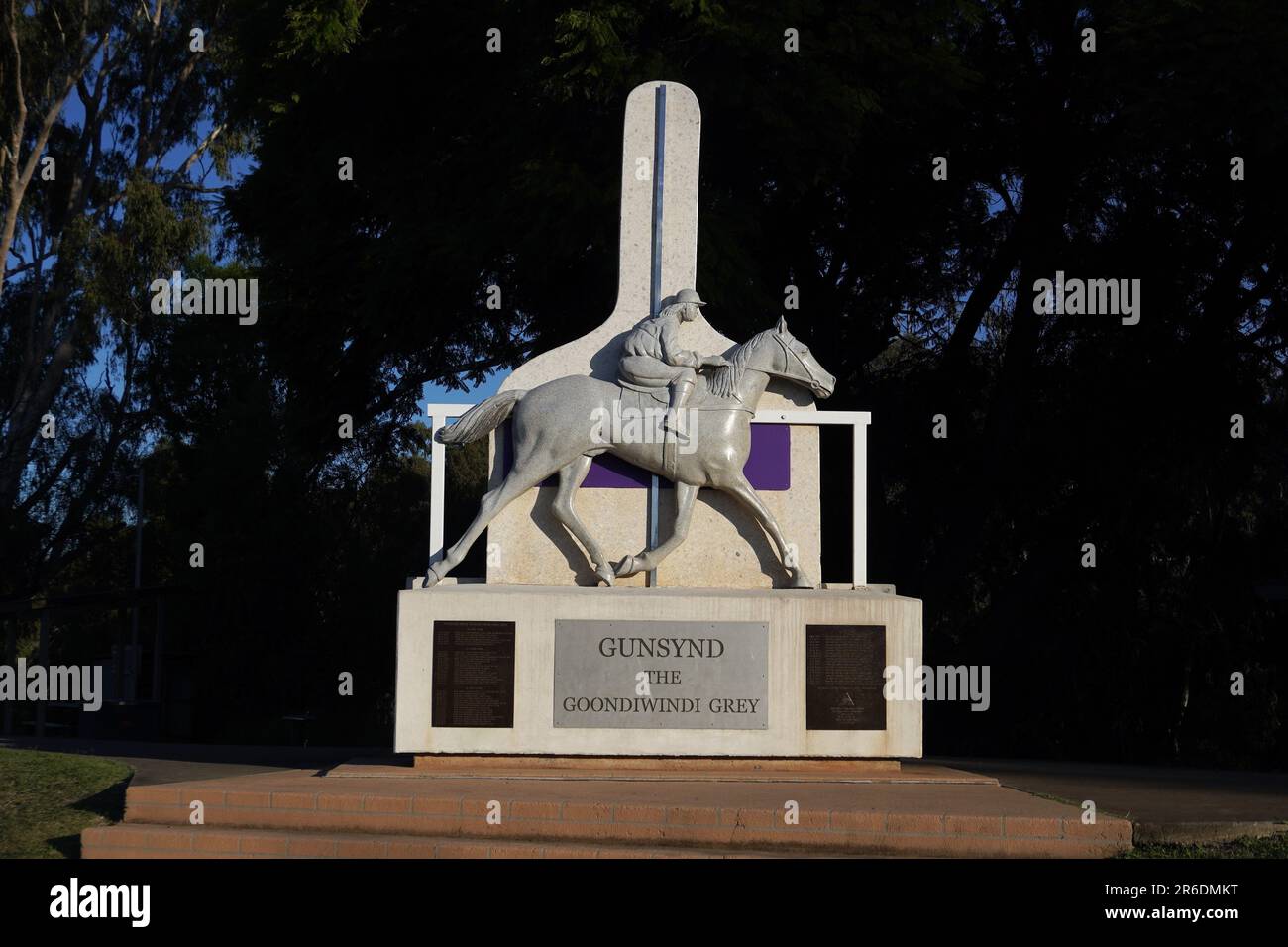 GUNSYND Race Horse Sculpture di Tom Farrell sulle rive del fiume Macintyre a Goondiwindi, Queensland Foto Stock