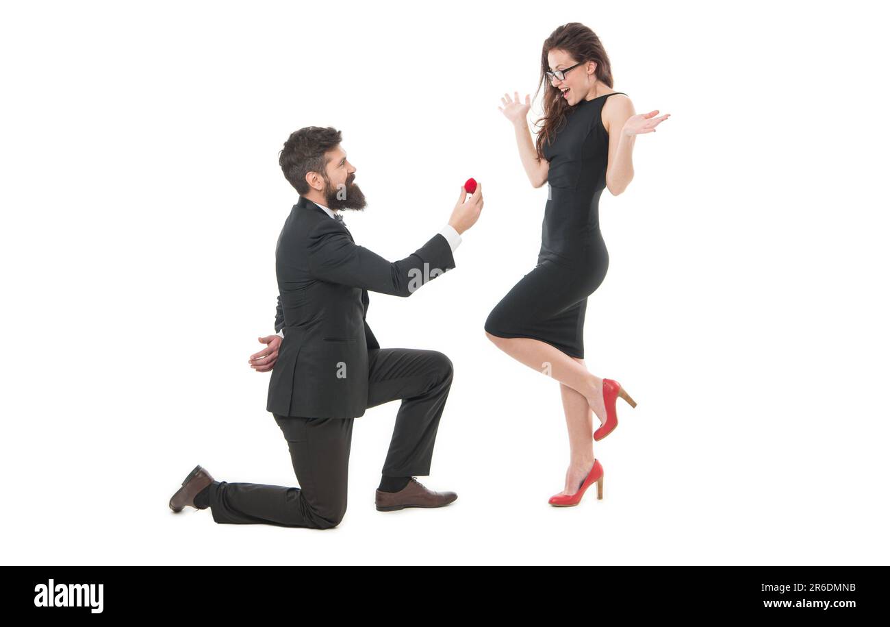 Ora si sentono felici. ho detto di sì. buon giorno di san valentino. evento formale di coppia tuxedo. coppia innamorata festeggia il fidanzamento. festa di nozze. uomo su uno Foto Stock