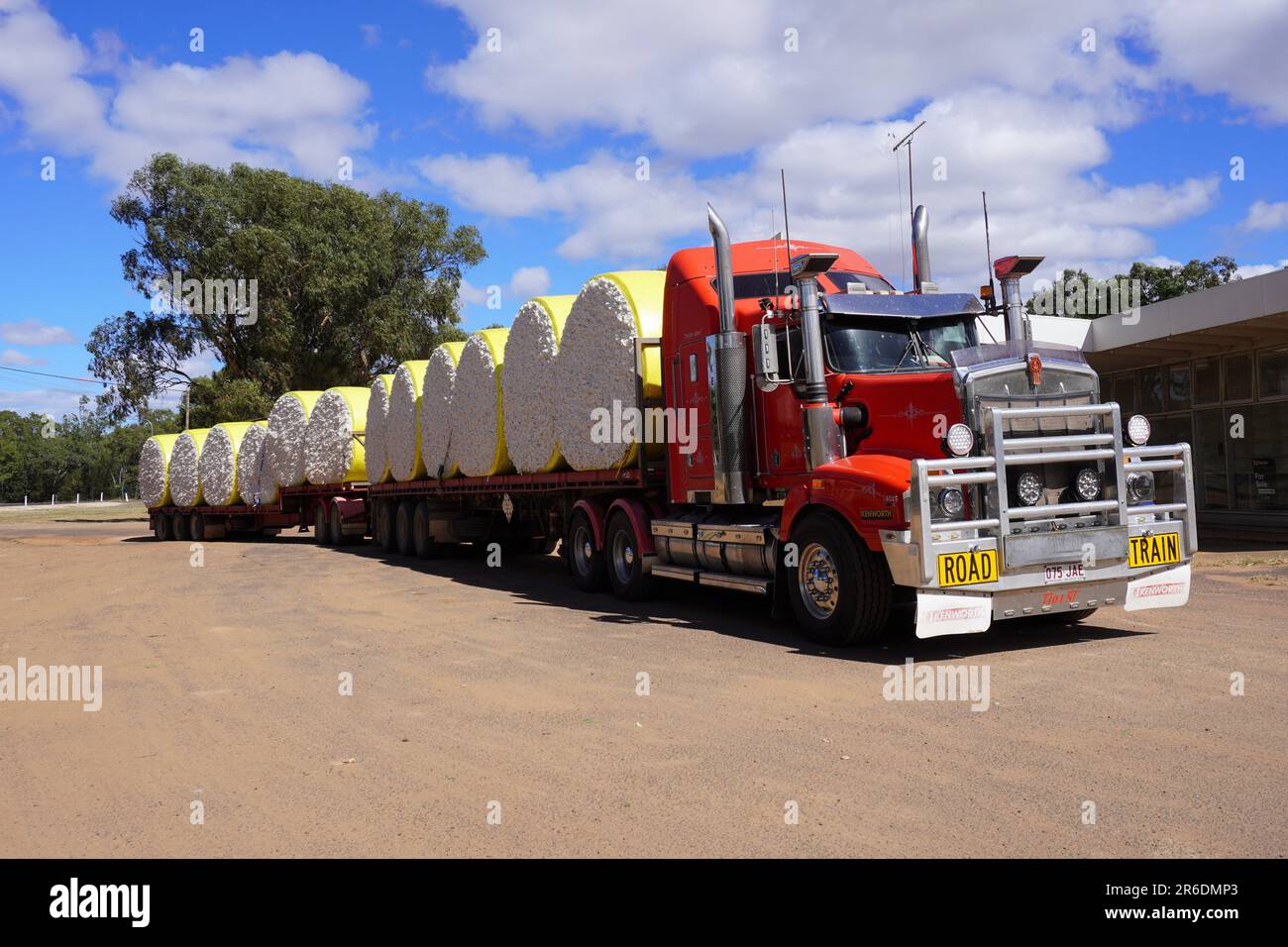 Red Road Train con balle di cotone giallo parcheggiate sul lato della Leichhardt Highway, Queensland Foto Stock