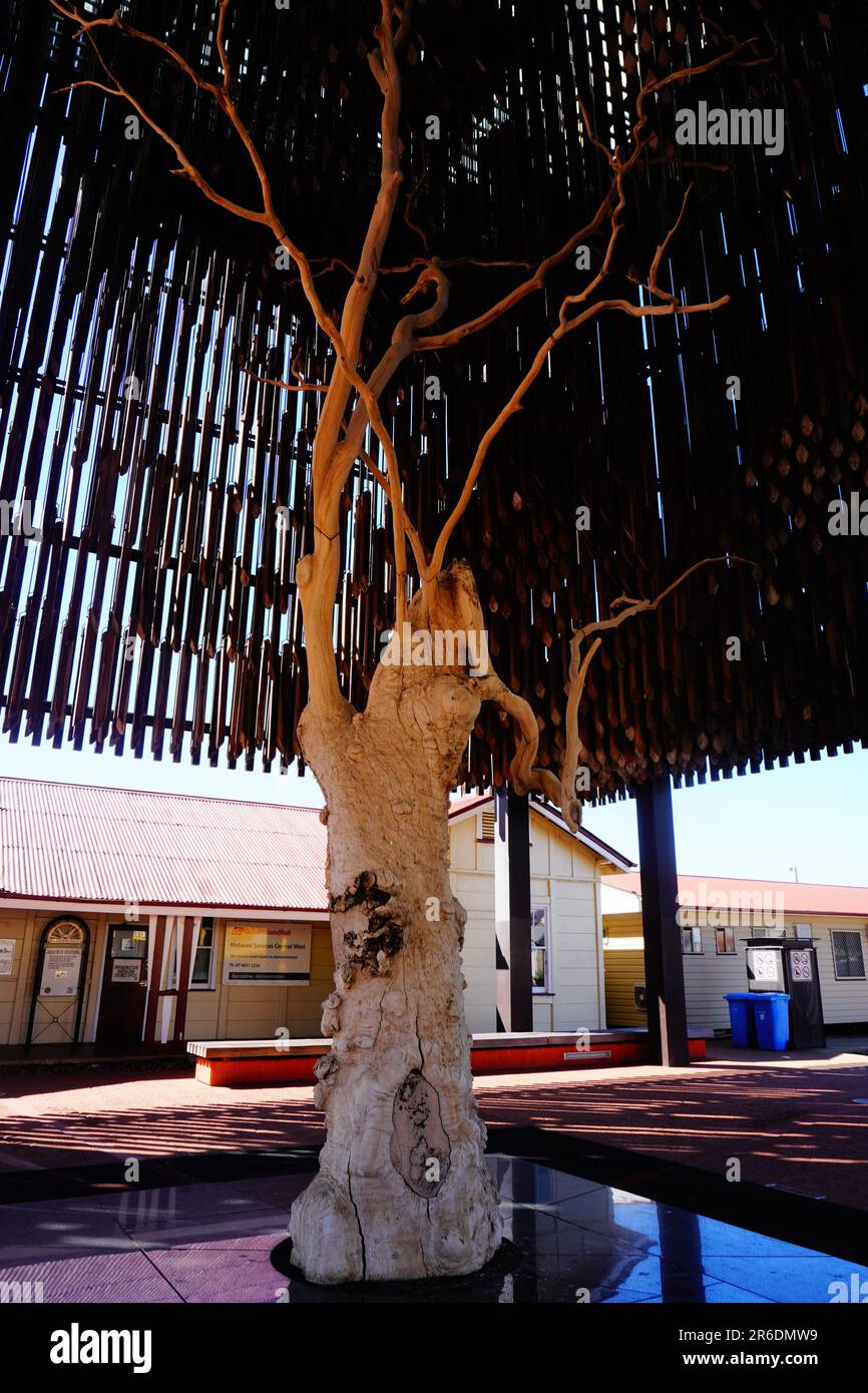Tree of Knowledge Memorial di Brian Hooper all'esterno della stazione ferroviaria di Barcaldine, Queensland Foto Stock