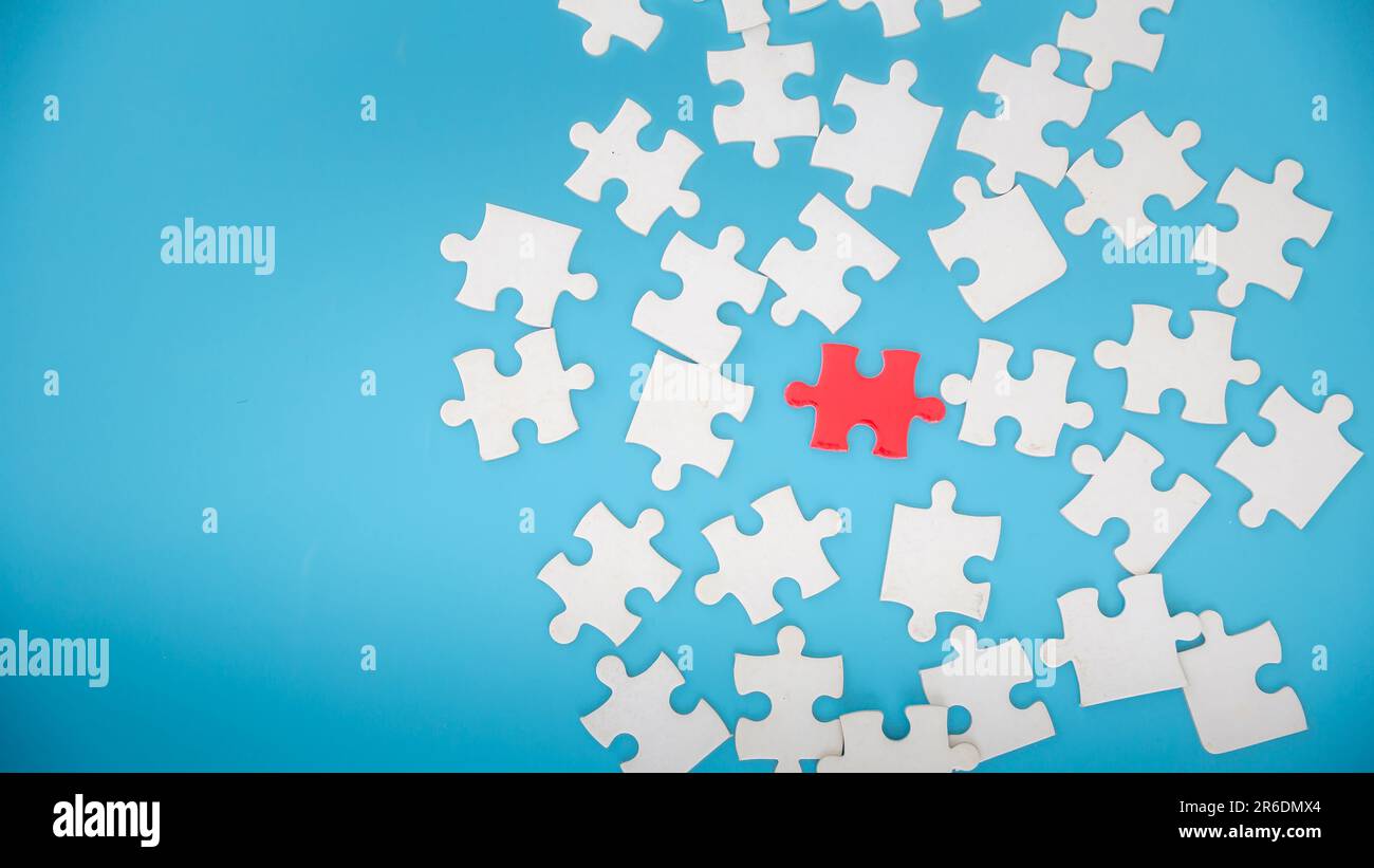 Pezzi di puzzle jigsaw bianco incompiuto su sfondo blu, l'ultimo pezzo di puzzle jigsaw, Copia spazio. Foto Stock