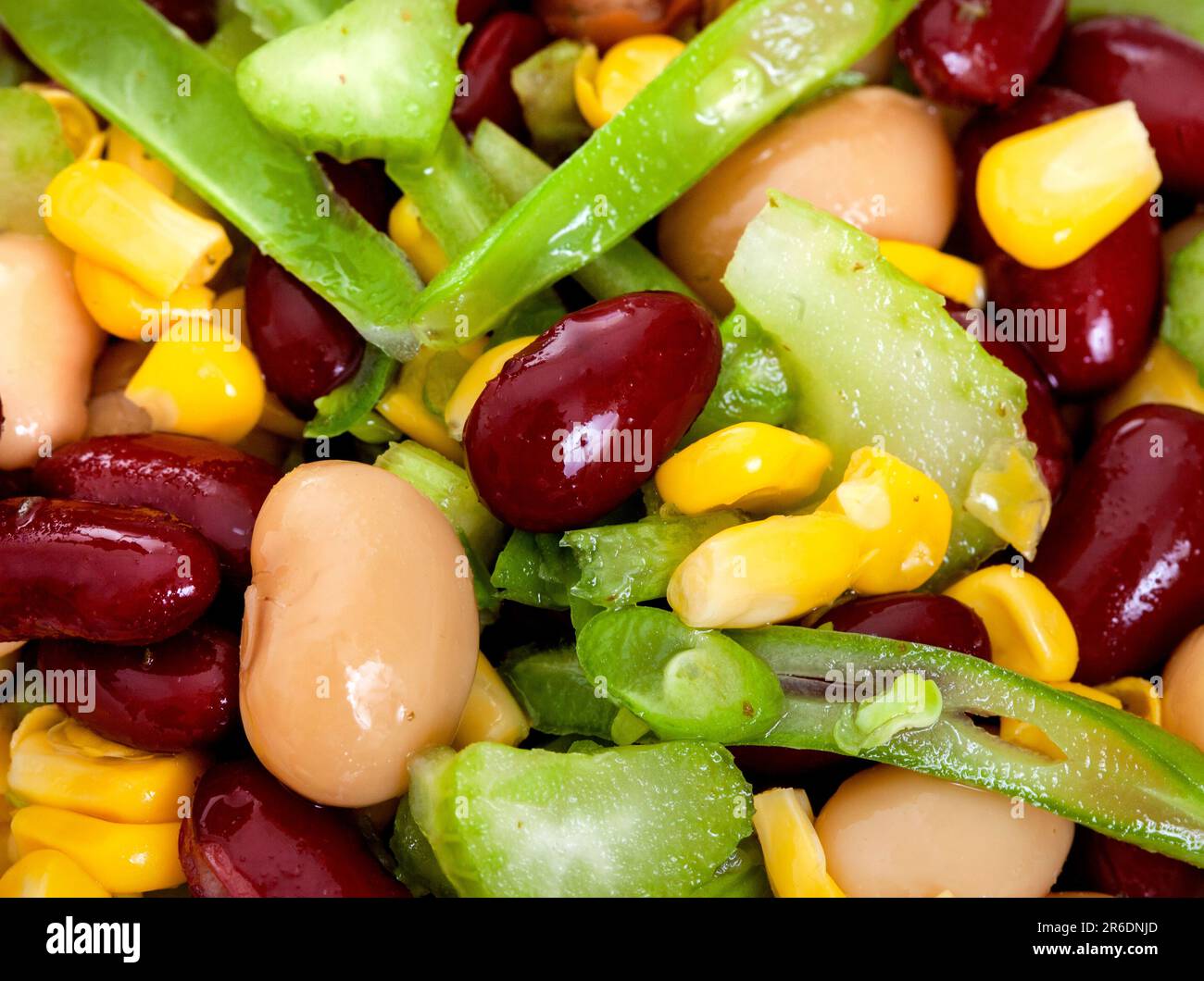 primo piano intera cornice di insalata di fagioli freschi con vinaigrette e mais dolce Foto Stock