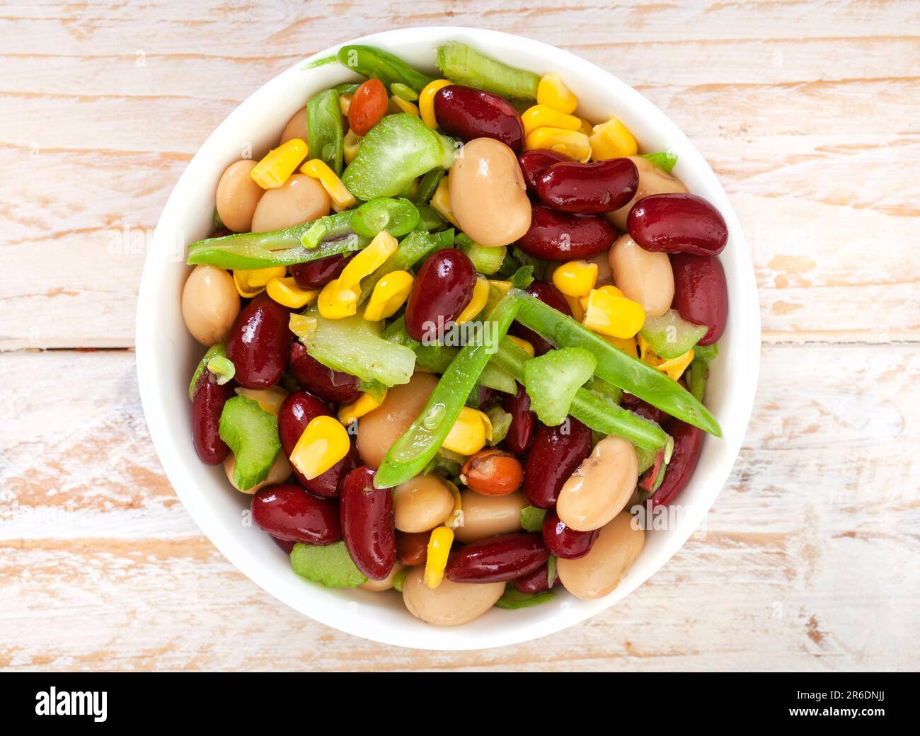 insalata di fagioli freschi con vinaigrette e mais dolce su legno rustico Foto Stock