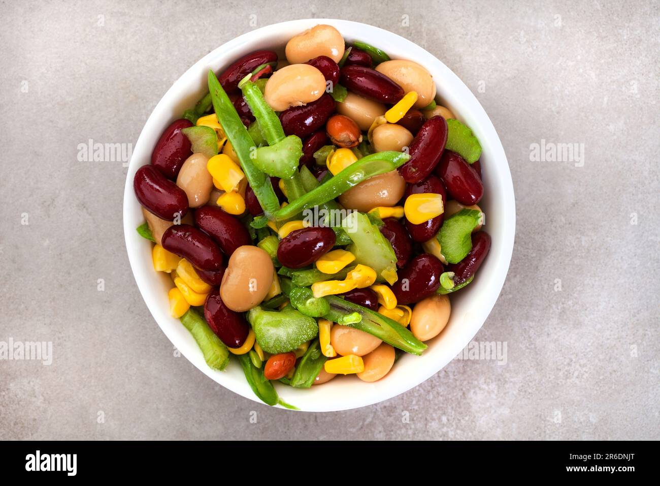 insalata di fagioli freschi con vinaigrette e mais dolce sul grigio Foto Stock