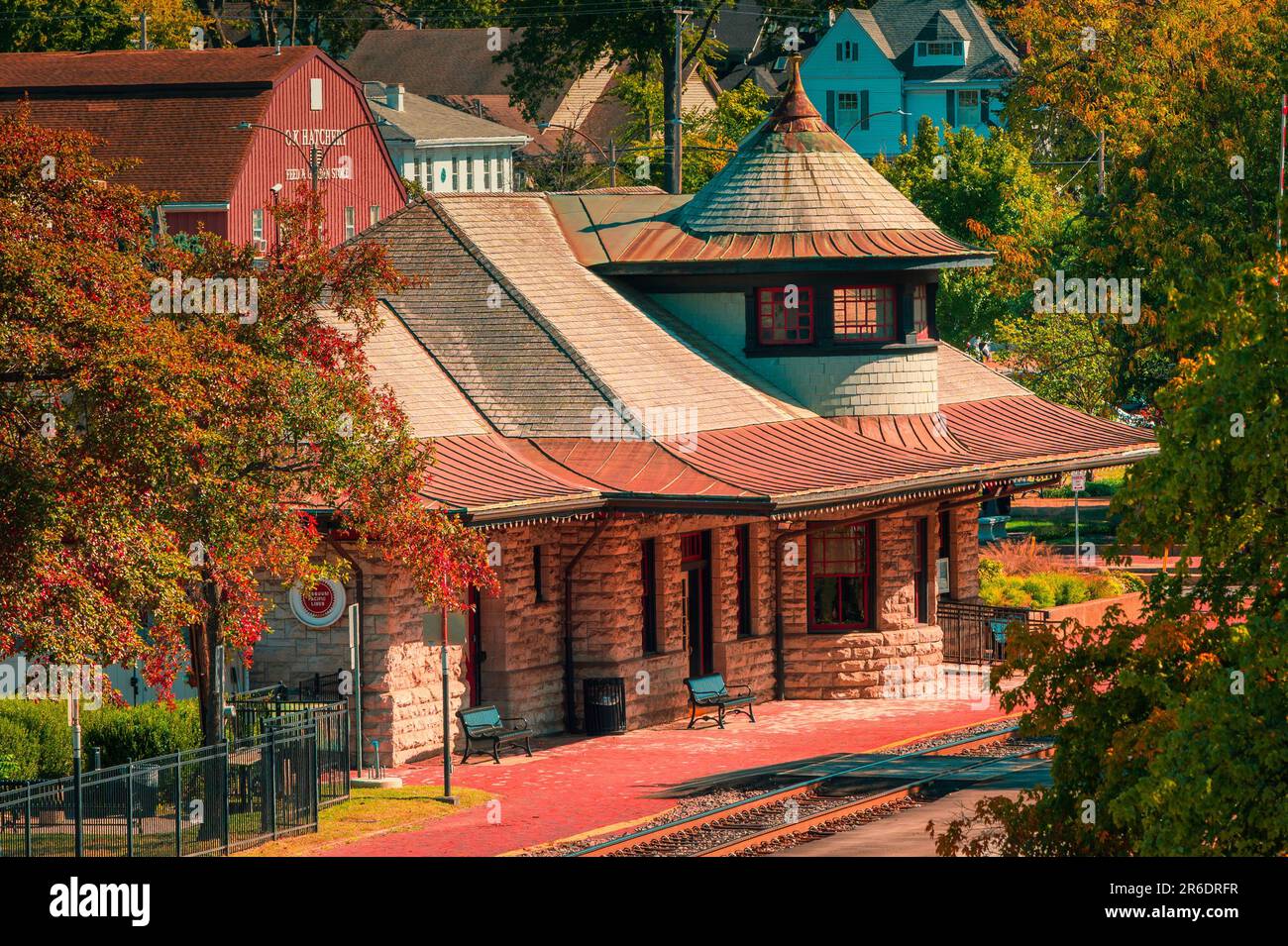 Una vivace stazione ferroviaria con uno schema colore distinto che presenta sfumature di rosso e verde Foto Stock