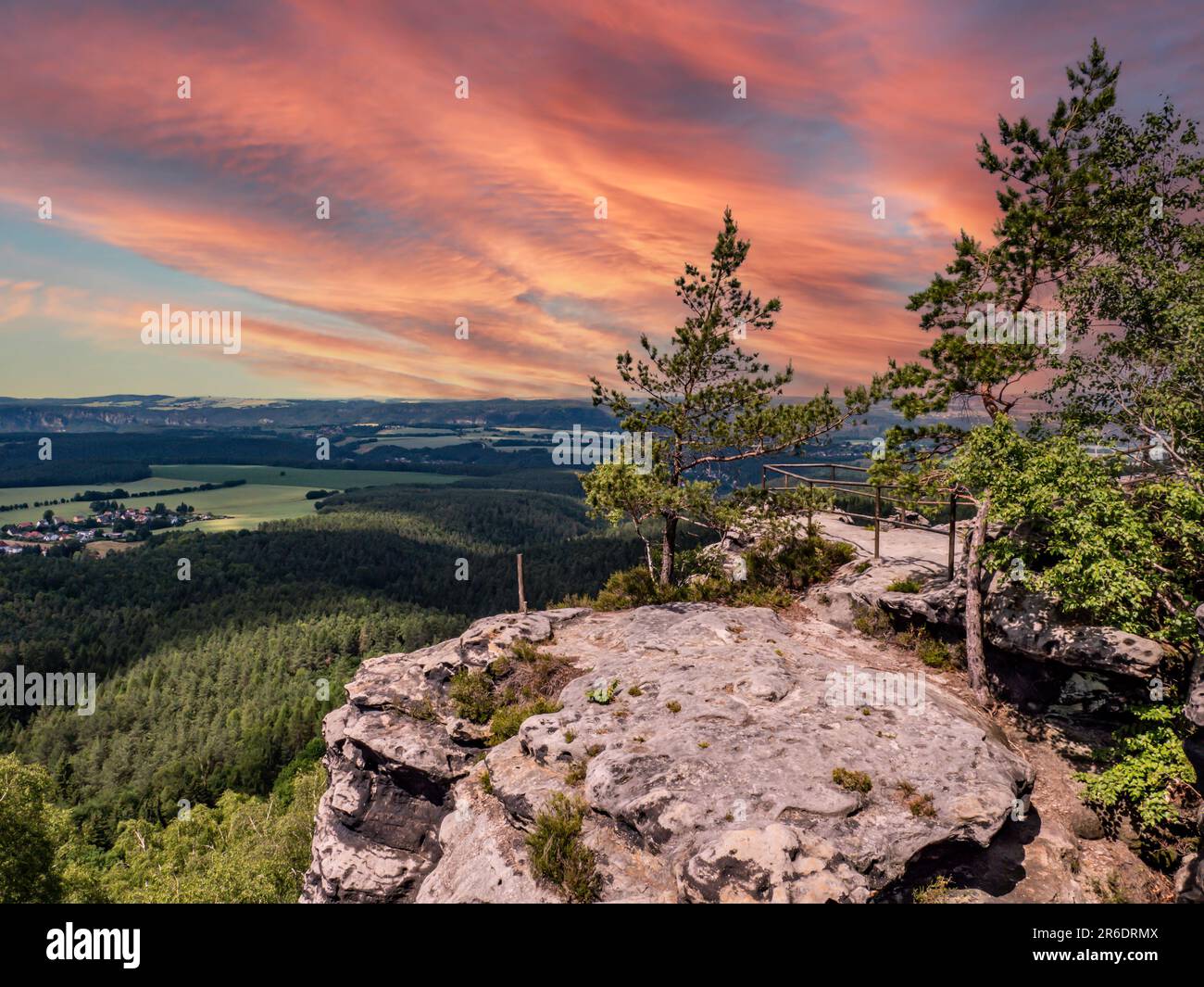 Vista dal Papststein alle montagne di arenaria dell'Elba Foto Stock