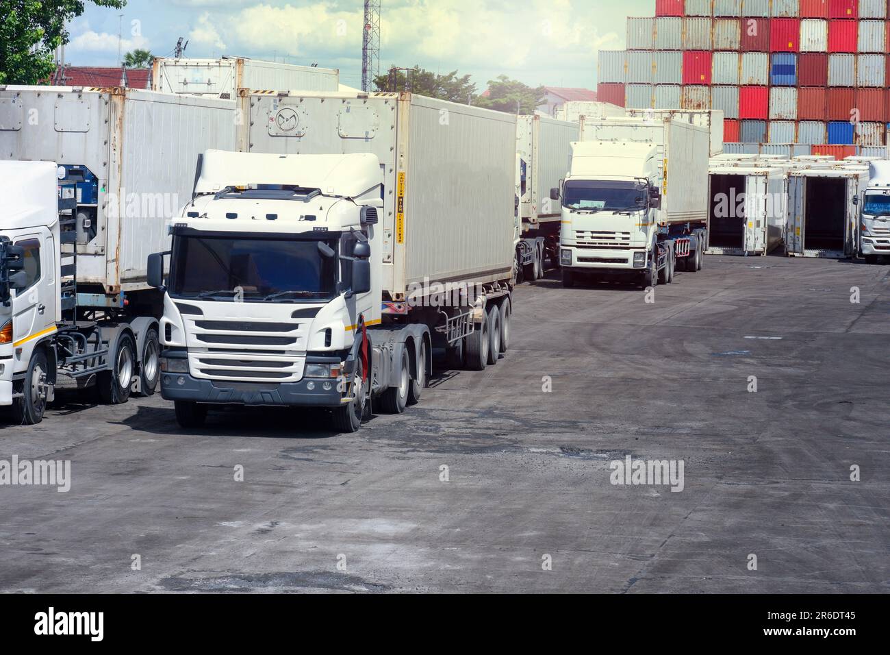 Molti camion sono in attesa di essere ritirati. Foto Stock
