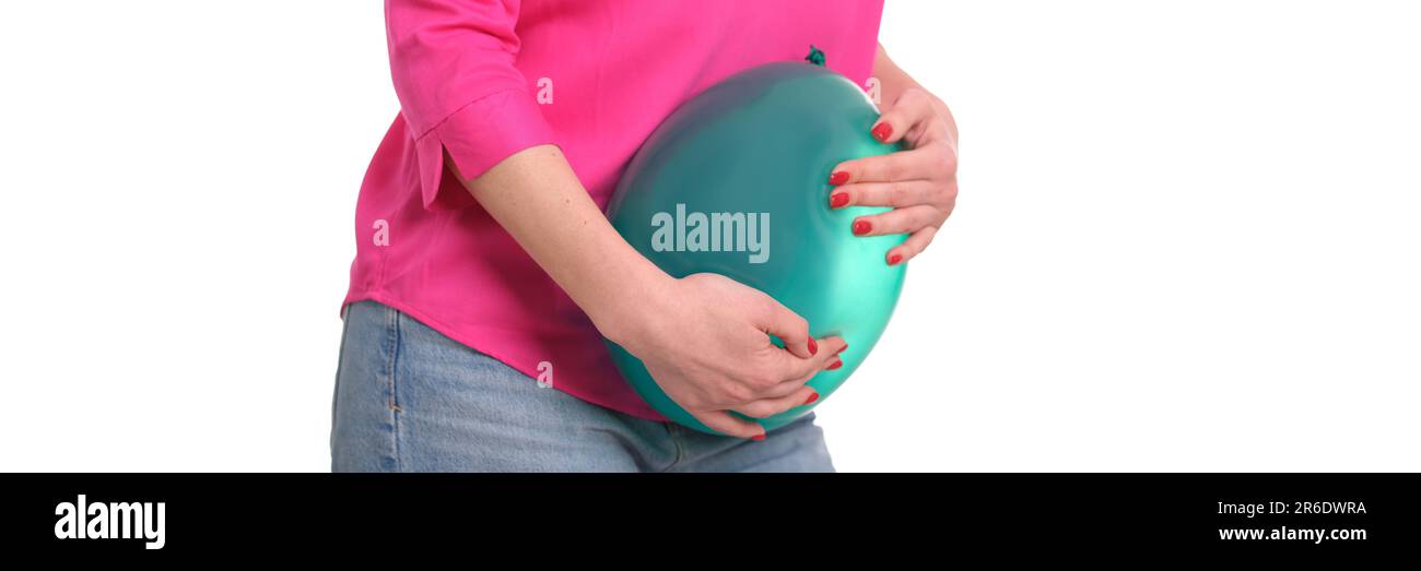 Donna che tiene a stomaco malato con palloncino su sfondo bianco. Foto Stock