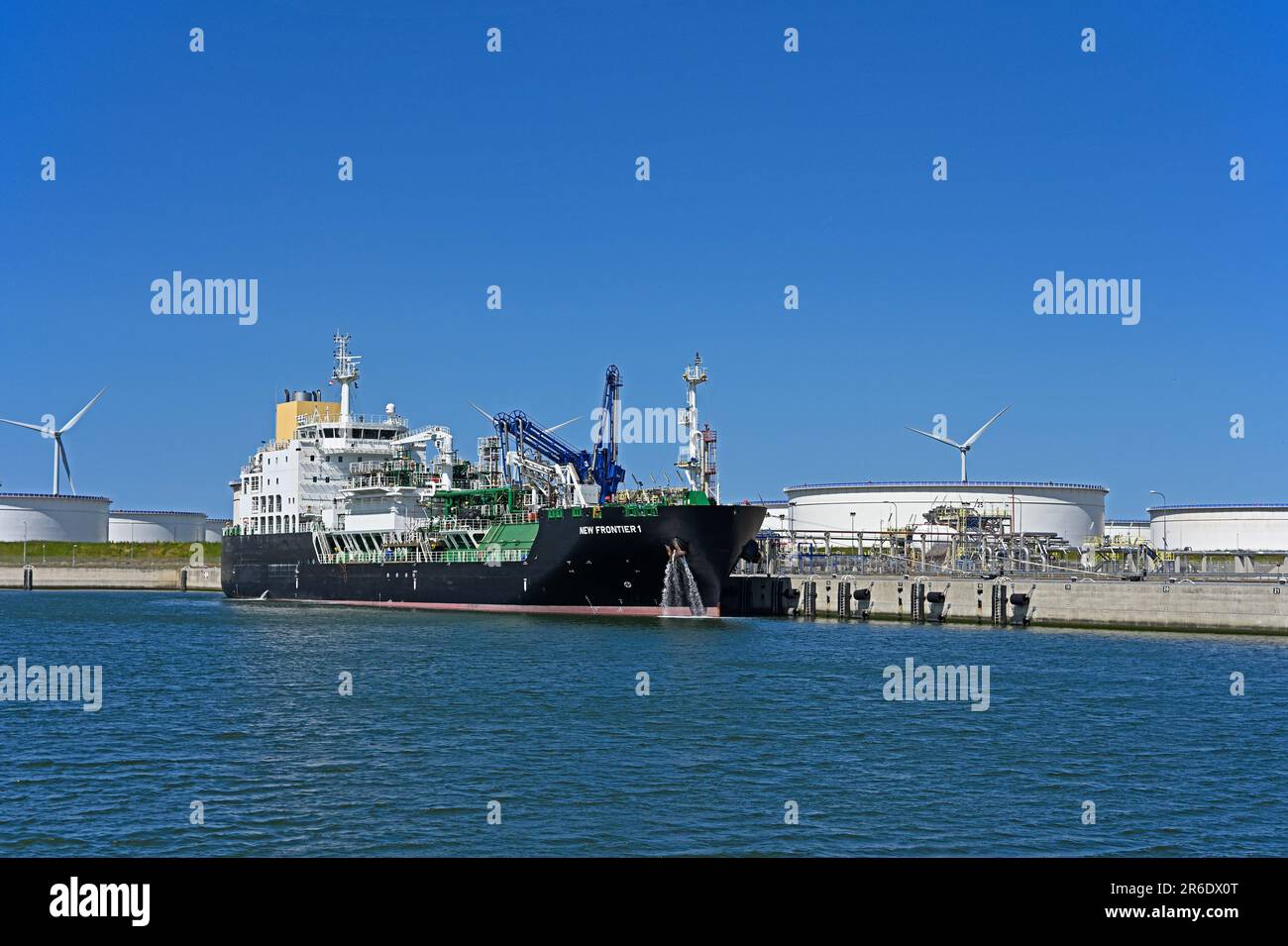 porto di rotterdam (maasvlakte), paesi bassi - 2023-06-03: nave bunker gnl nuova frontiera 1 (imo# 9765079) (9816 dwt) ormeggiata a rotterdam maasvlakte Foto Stock