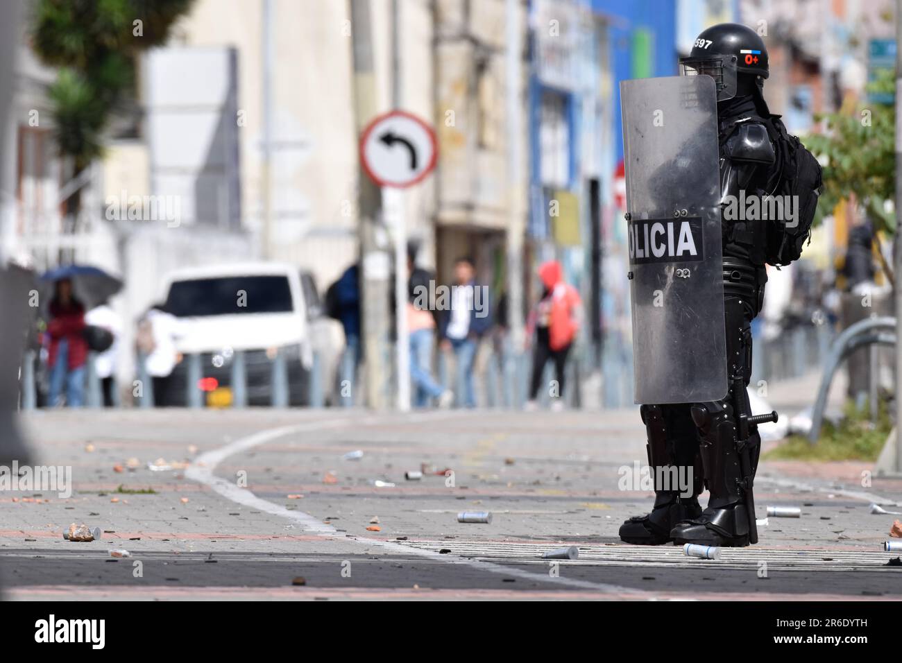 Bogota, Colombia. 08th giugno, 2023. La polizia antisommossa della Colombia (UNDMO) si scontra con i dimostranti all'Universidad Nacional di Bogotà nel giorno dello studente caduto, il 8 giugno 2023. Gli scontri hanno provocato due poliziotti tumulto colpiti da un esplosivo. Photo by: Cristian Bayona/Long Visual Press Credit: Long Visual Press/Alamy Live News Foto Stock