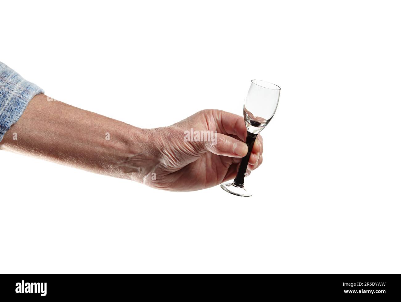 Mano da uomo che tiene il vetro vuoto del colpo isolato su uno sfondo bianco. Concetto di alcol, bevande, festa, degustazione, vacanza Foto Stock