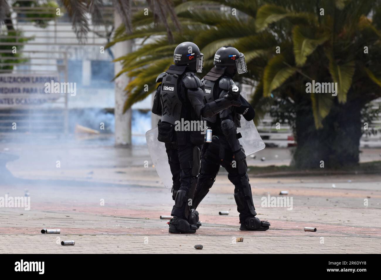 Bogota, Colombia. 08th giugno, 2023. La polizia antisommossa della Colombia (UNDMO) si scontra con i dimostranti all'Universidad Nacional di Bogotà nel giorno dello studente caduto, il 8 giugno 2023. Gli scontri hanno provocato due poliziotti tumulto colpiti da un esplosivo. Photo by: Cristian Bayona/Long Visual Press Credit: Long Visual Press/Alamy Live News Foto Stock