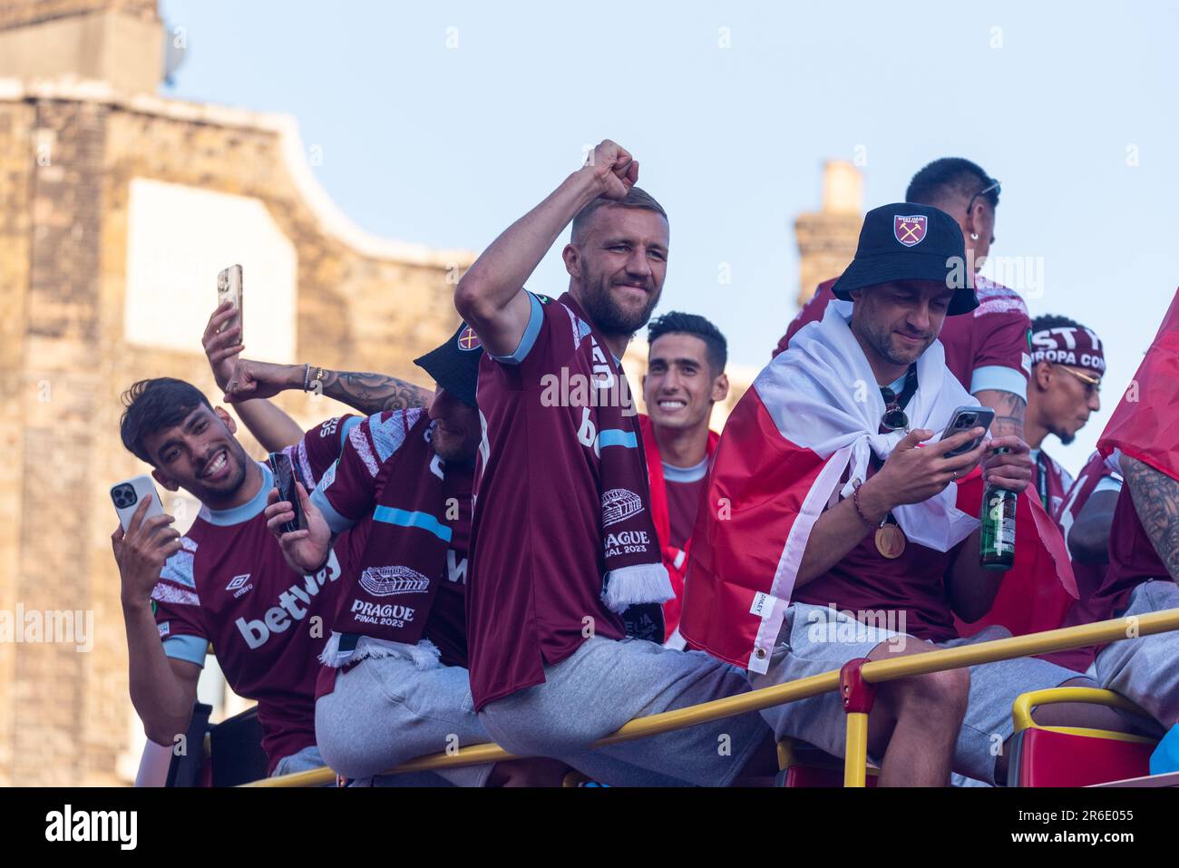 I giocatori della squadra di calcio West Ham Utd, che si trova nella parte superiore aperta della squadra, si disputano la vittoria per festeggiare la vittoria del trofeo UEFA Europa Conference League Foto Stock