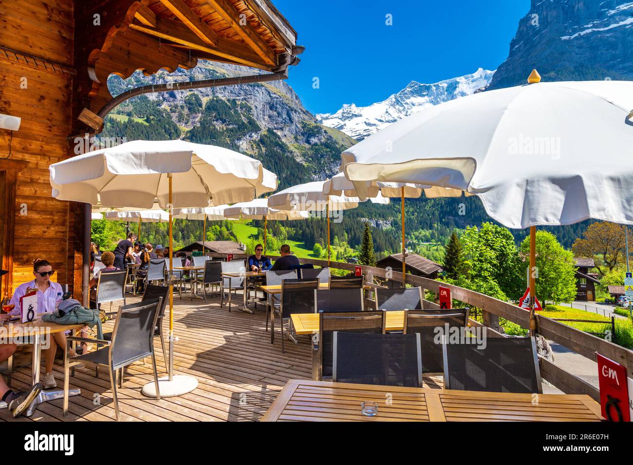 C und M Café Bar Ristorante Terrazza con vista sulle montagne, Grindelwald, Svizzera Foto Stock
