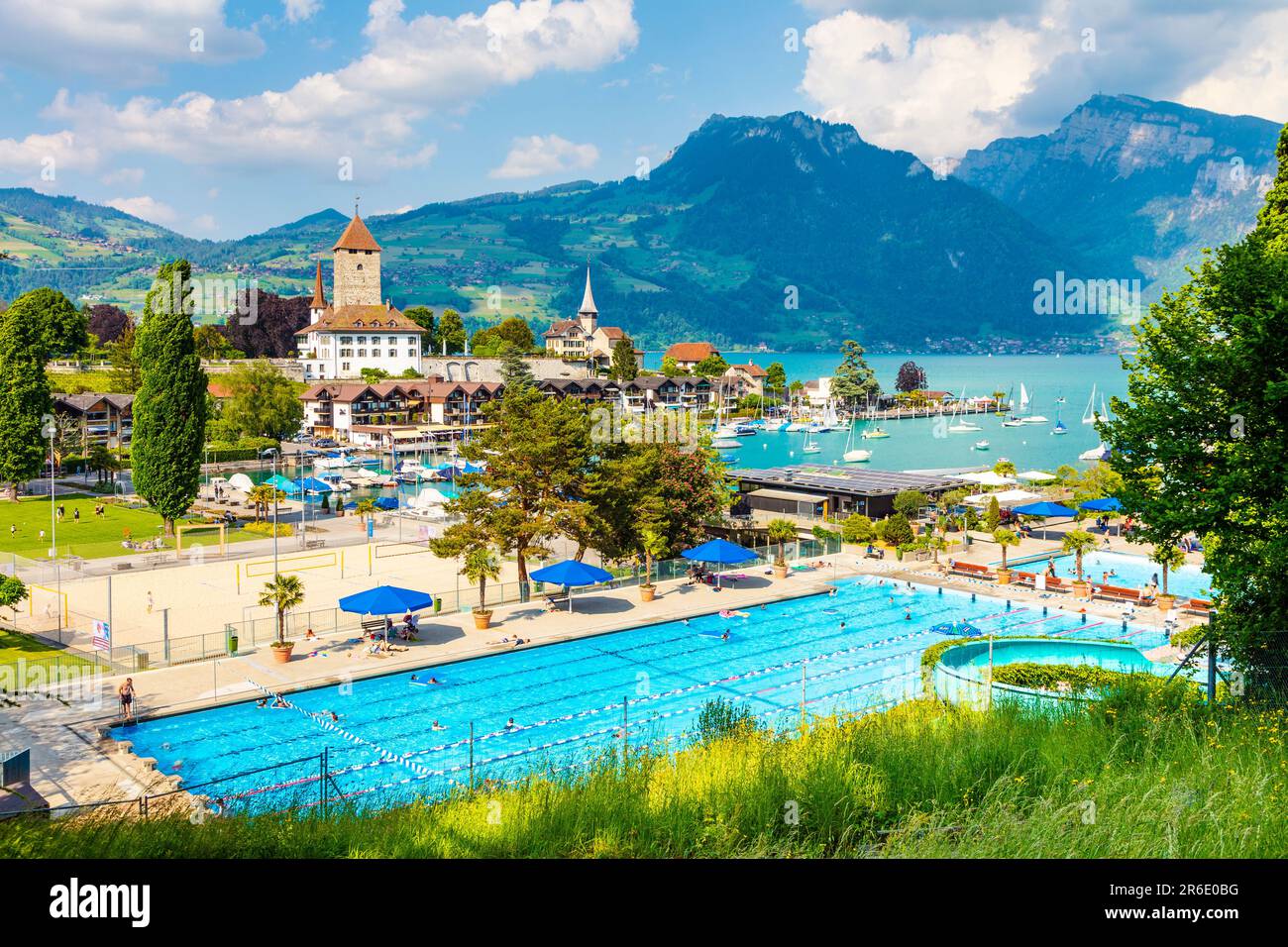 Vista sul lago di Thun, sul castello di Spiez, sul porto turistico e sul Freibad di Spiez, Svizzera Foto Stock