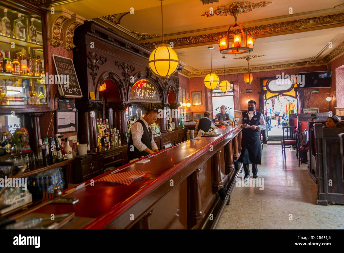 Interno dello storico bar Cantina Tio Pepe, Independencia, Città del Messico, Messico c1870s Foto Stock