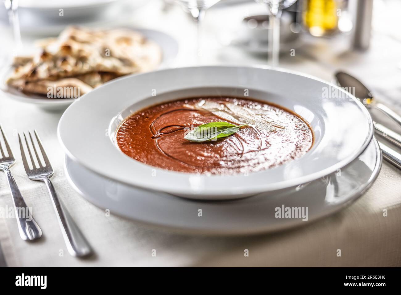 Zuppa di pomodoro cremosa italiana con basilico. Foto Stock