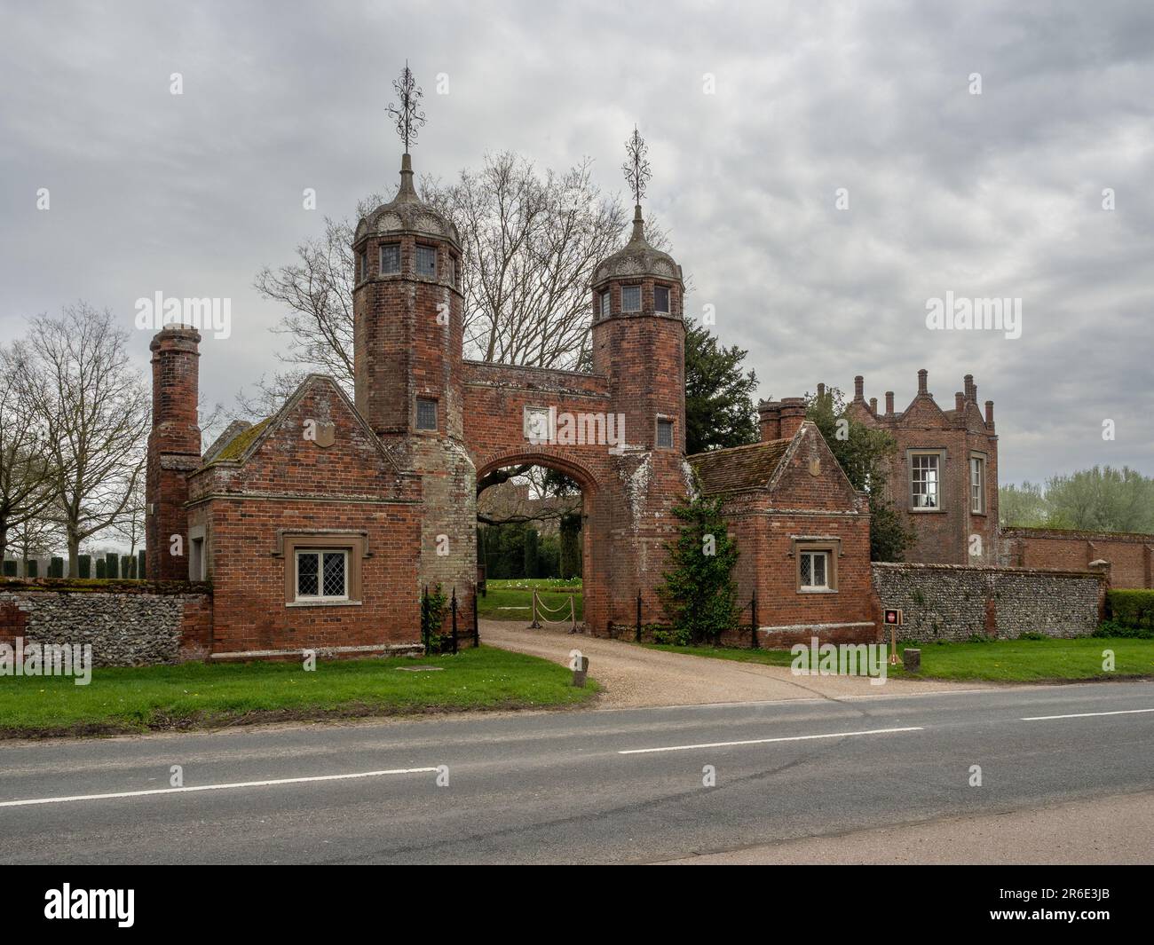 Ingresso a Melford Hall, vista da un'autostrada pubblica, Long Melford, Suffolk, Regno Unito; proprietà del National Trust. Foto Stock