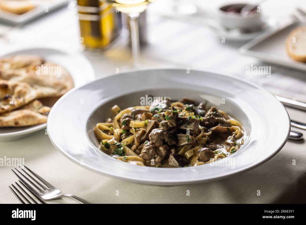 Tagliatelle con salsiccia tipica italiana e funghi selvatici. Foto Stock