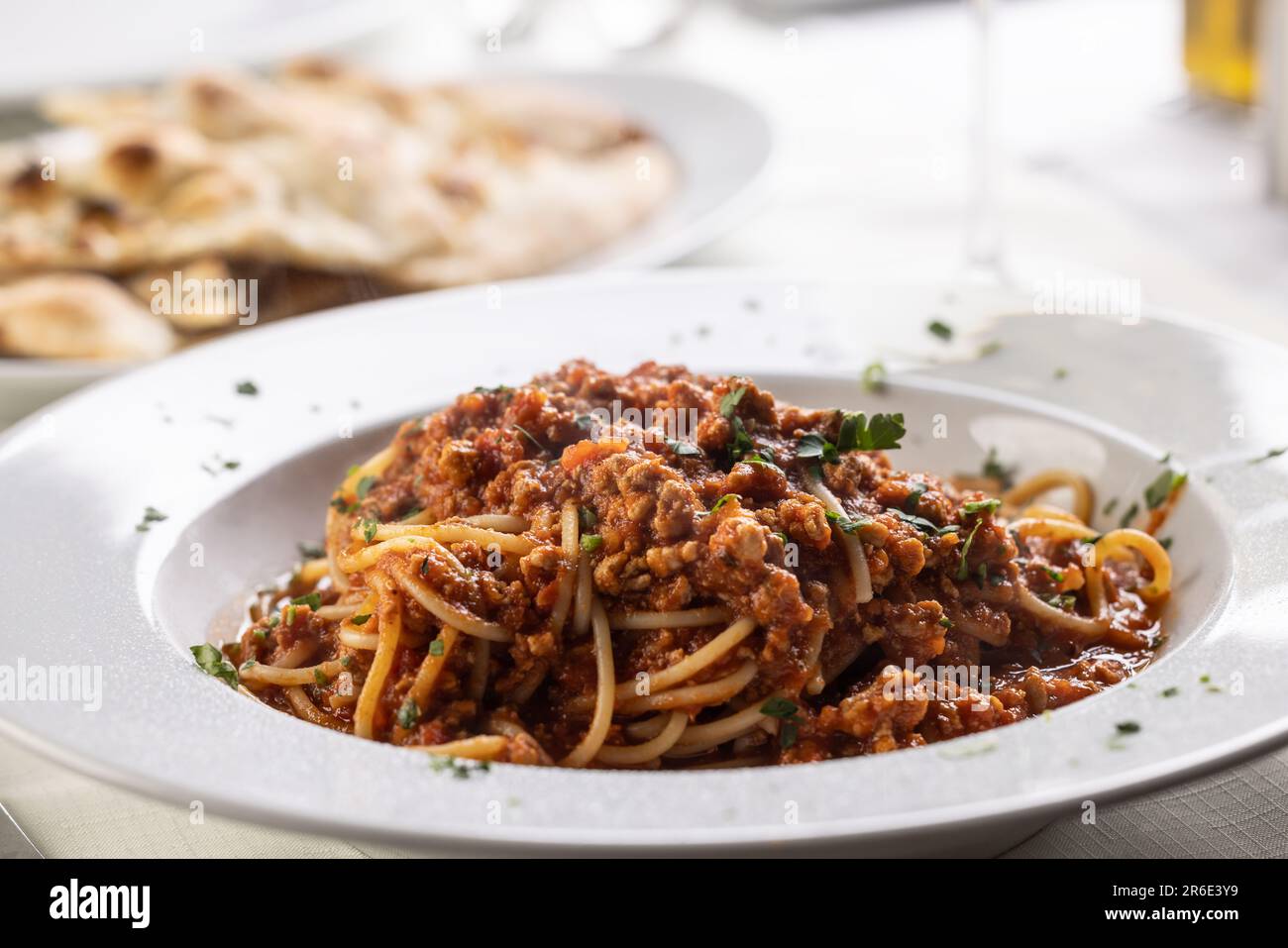 Spaghetti tradizionali italiani bolognesi serviti in un piatto. Foto Stock