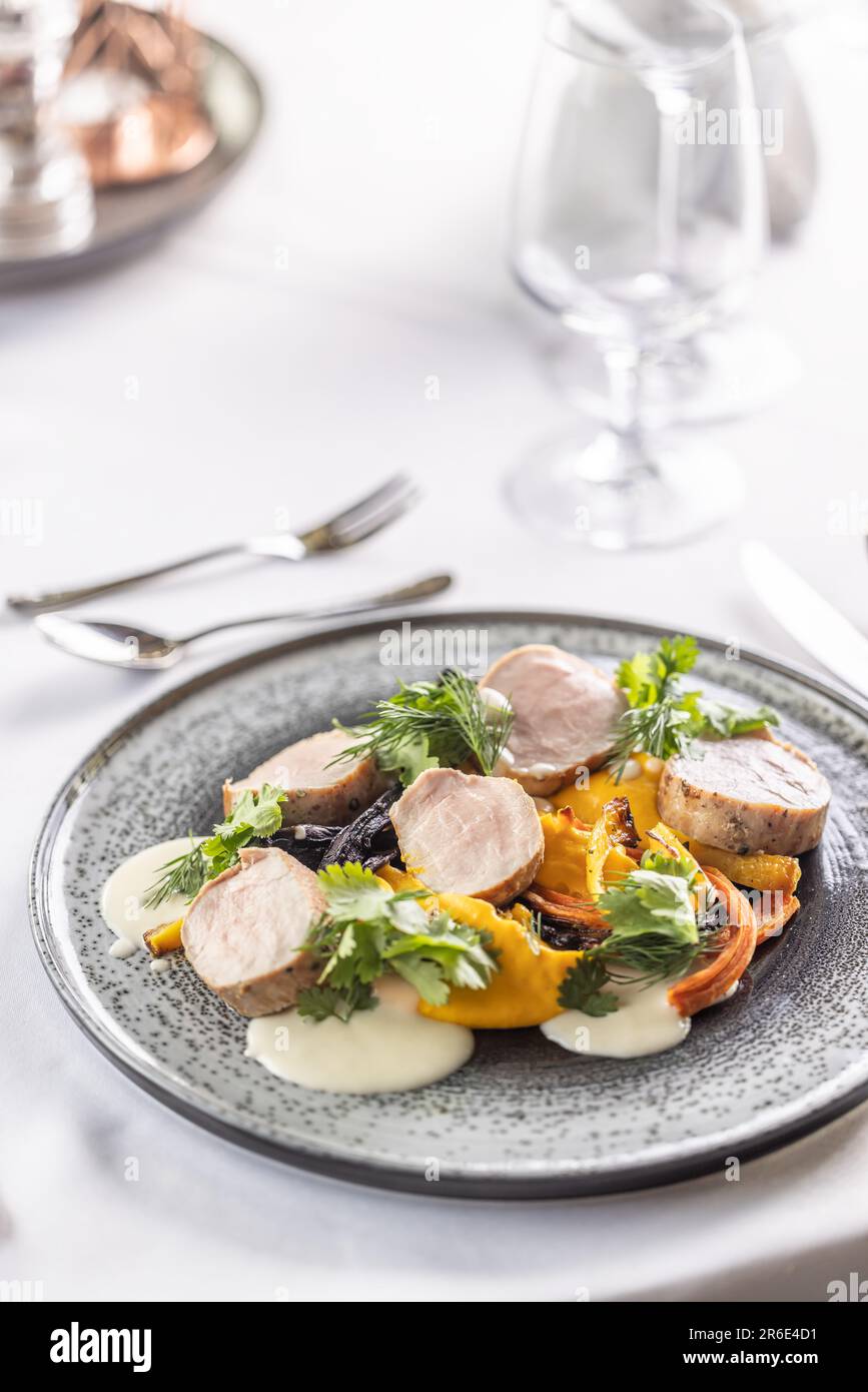 Carne e verdura con medaglioni di maiale, verdure e carote pure con carote al forno. Foto Stock