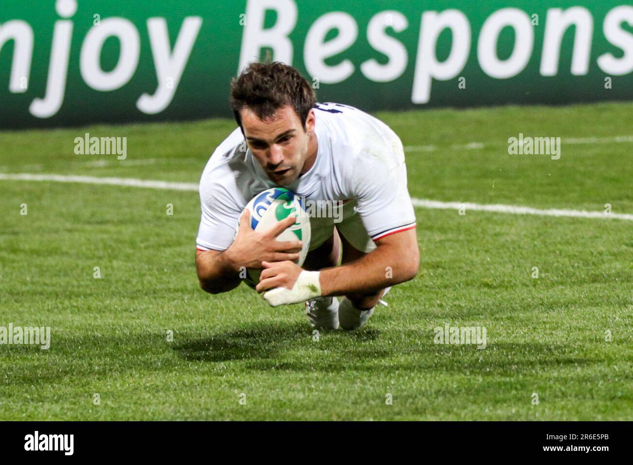 La francese Morgan Parra corre a casa una prova contro il Giappone durante una partita in piscina Una partita della Coppa del mondo di rugby 2011, North Harbour Stadium, Auckland, Nuova Zelanda, Sabato, Settembre 10, 2011. Foto Stock