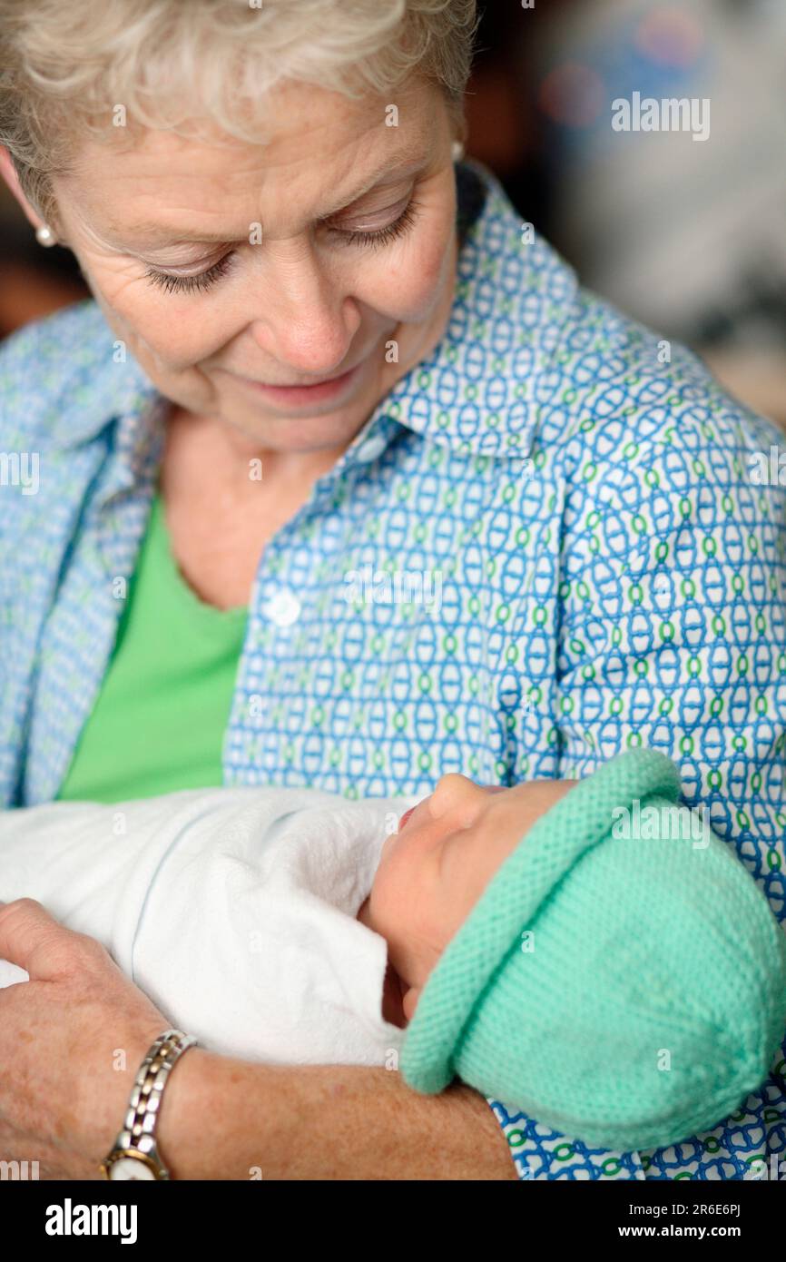 Una donna tiene una bambina appena nata il giorno dopo la sua nascita. Foto Stock