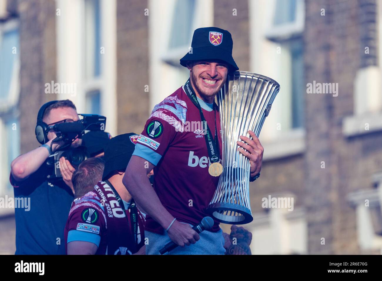 Declan Rice con trofeo alla parata di vittoria della squadra di calcio West Ham Utd in autobus aperto per festeggiare la vittoria del trofeo UEFA Europa Conference League Foto Stock