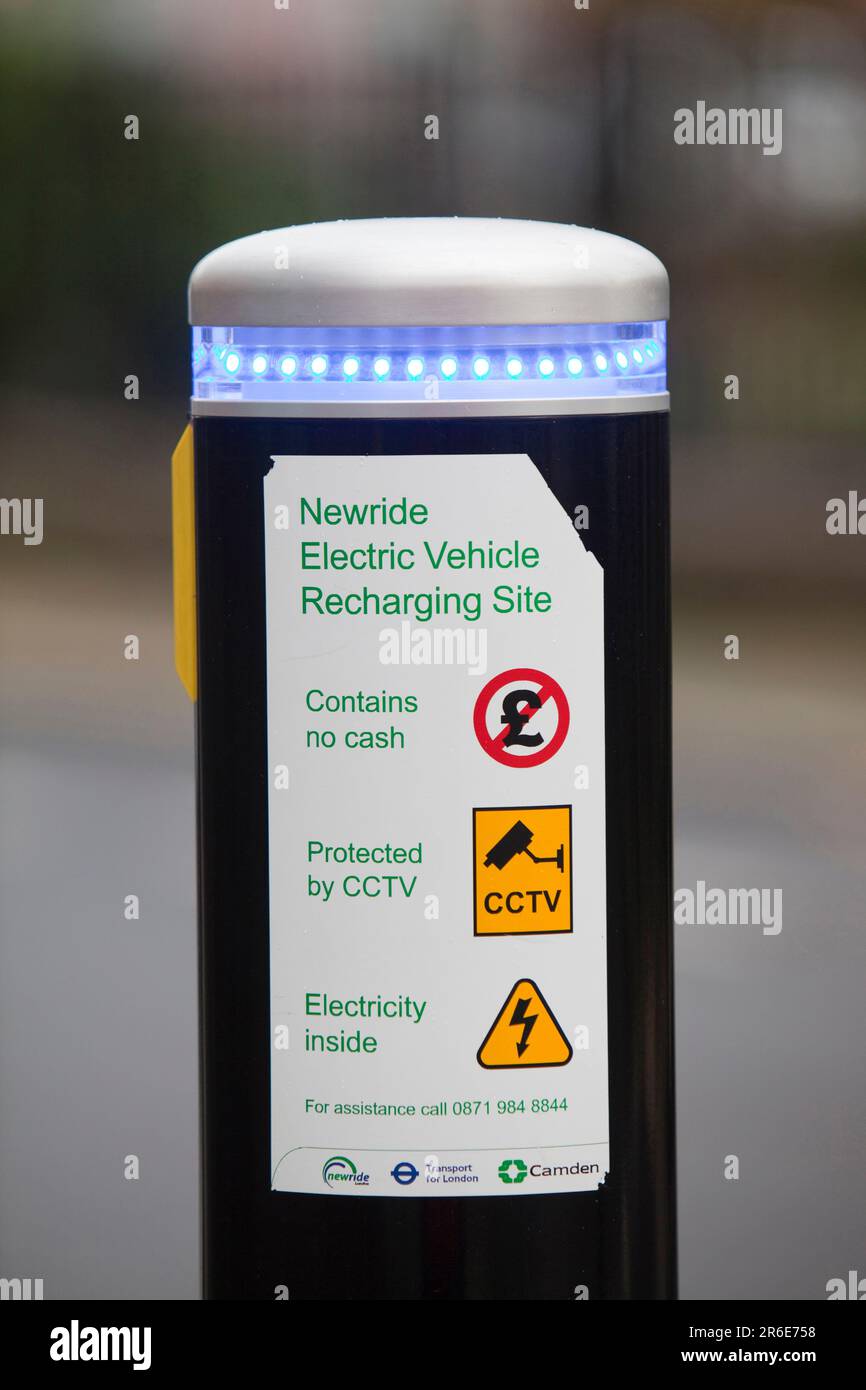 Un veicolo elettrico re succo di ricarica punto in Westminster, Londra, Regno Unito. Foto Stock