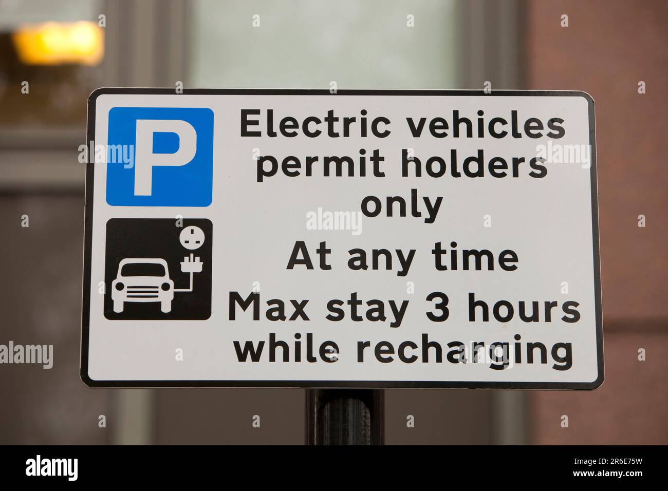 Un veicolo elettrico re succo di ricarica punto in Westminster, Londra, Regno Unito. Foto Stock