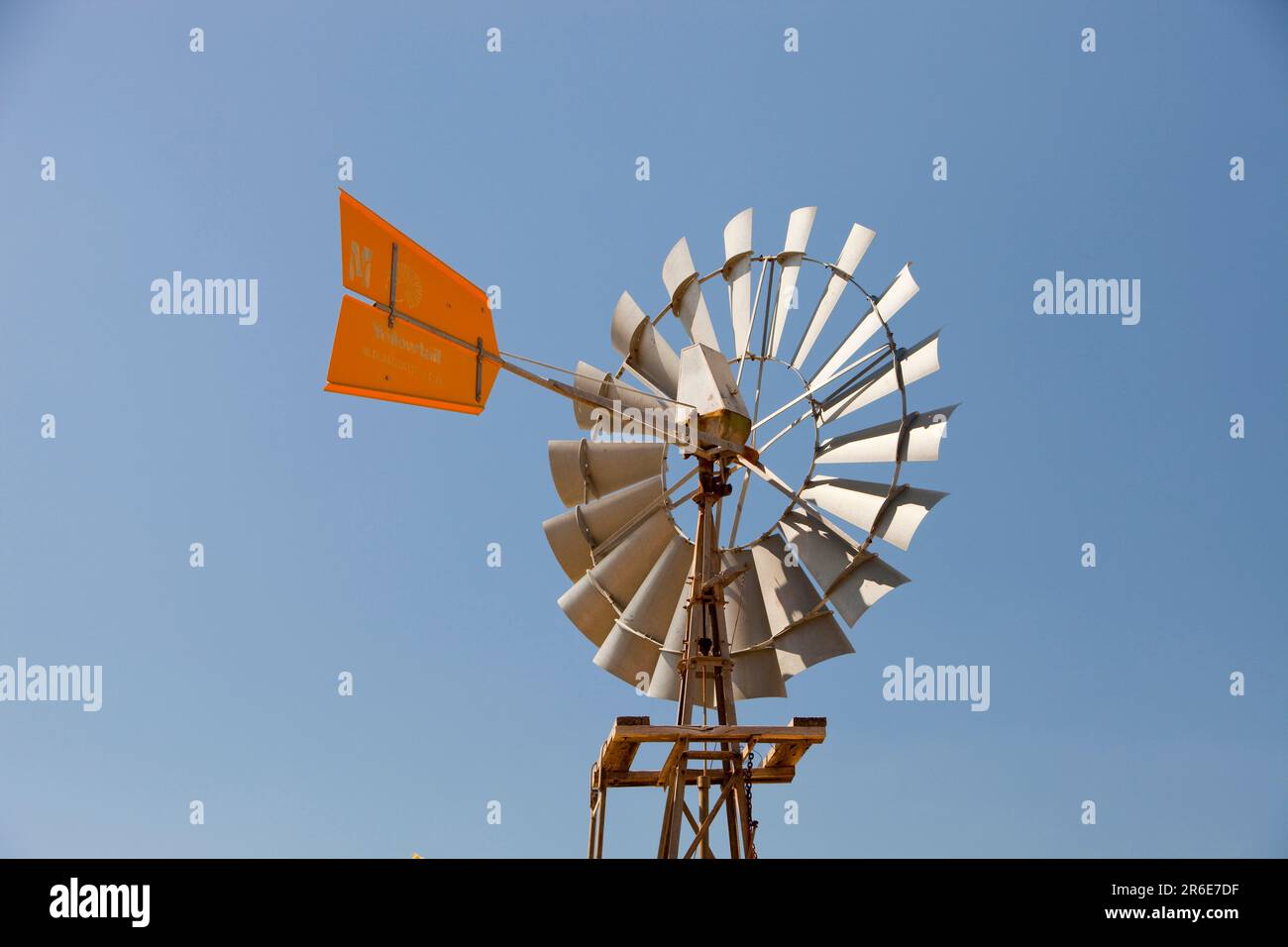 Un mulino a vento pompa acqua in Victoria, Australia. Foto Stock