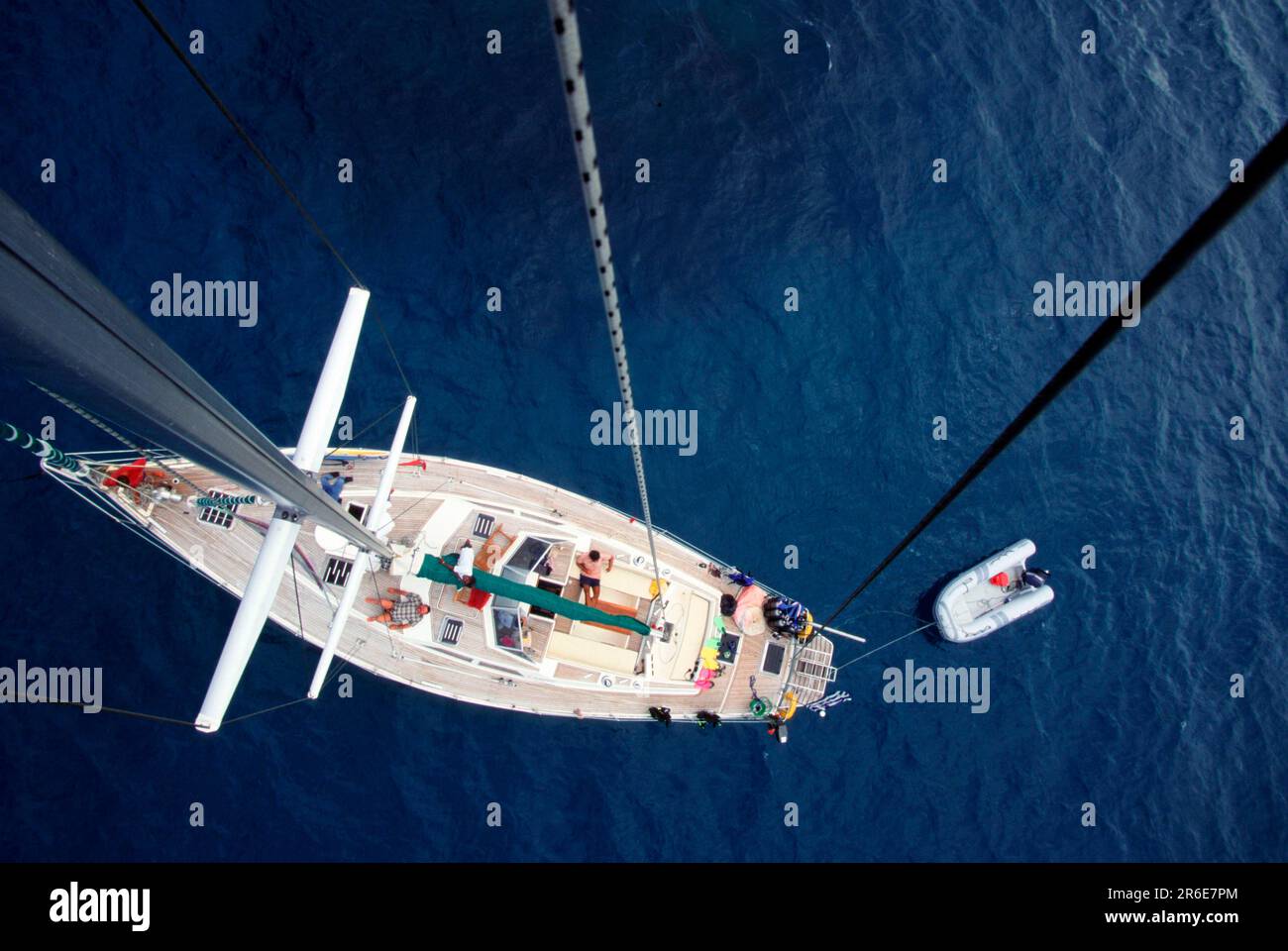 Barca a vela, vista giù da Mast, Maldive Foto Stock