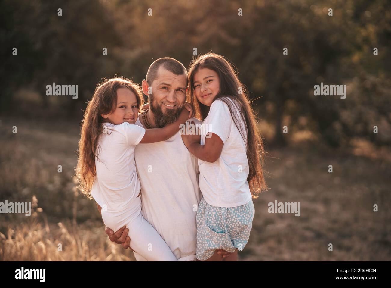 Papà e due figlie , vita di campagna Foto Stock