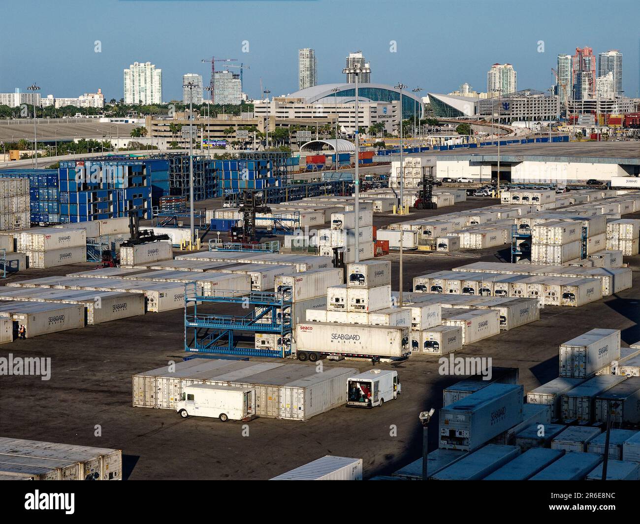 Contenitori per spedizioni in pile e sezioni - Miami Port USA. Viste dei contenitori impilati nella sezione di movimentazione dei contenitori di Miami Harbor Foto Stock