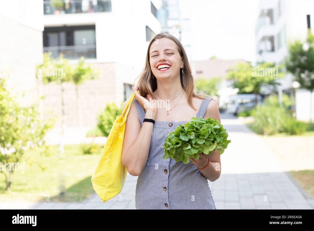 giovane donna che viene dal cibo shopping Foto Stock