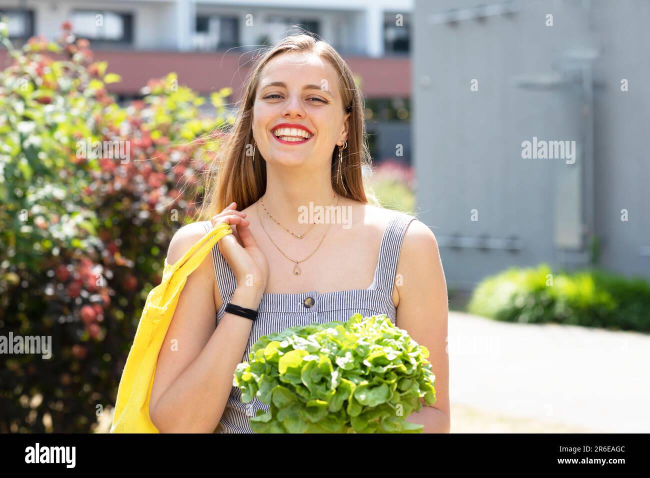 giovane donna che viene dal cibo shopping Foto Stock