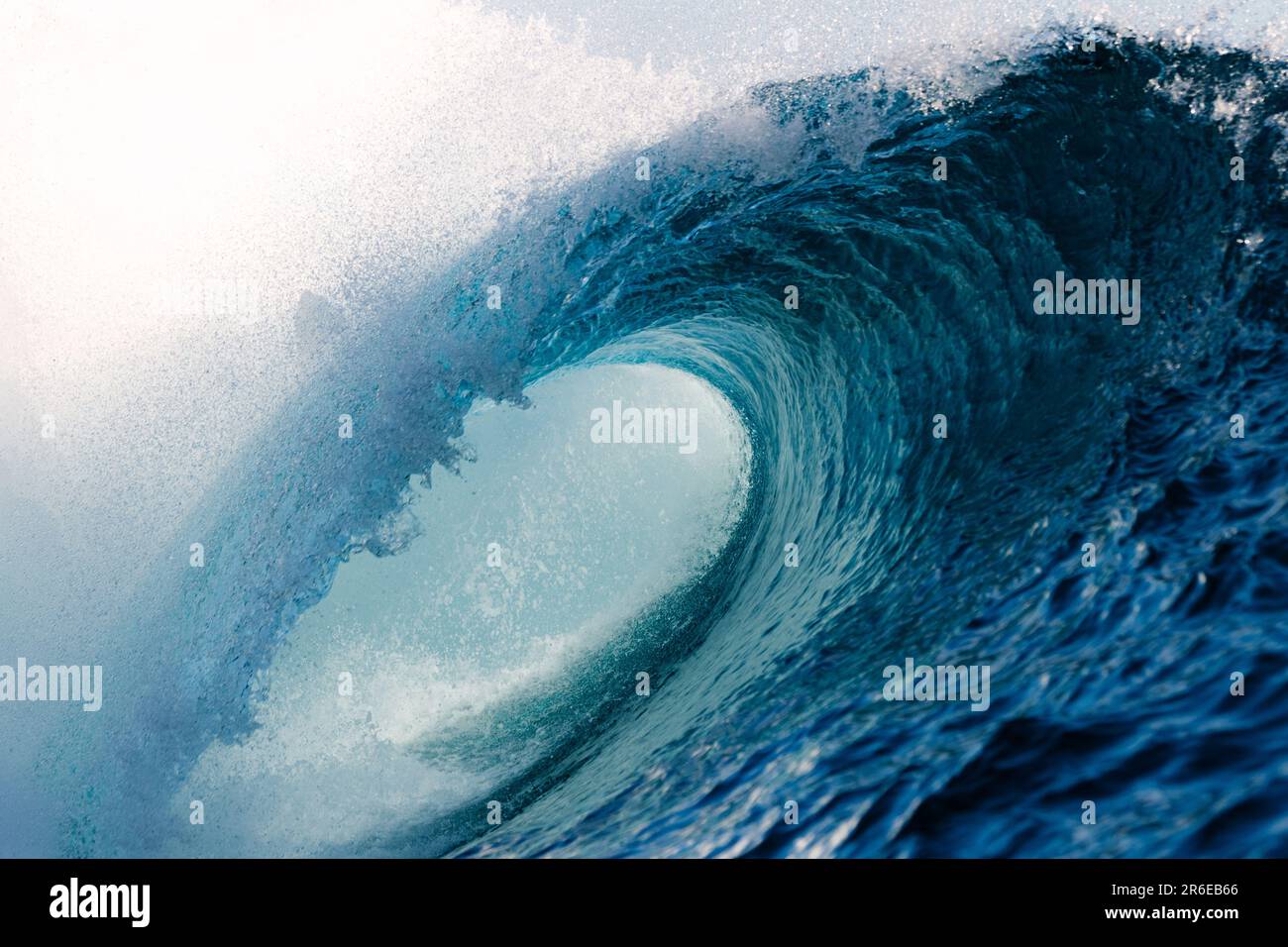 Teahupo'o onda che si infrange duro sulla barriera corallina Foto Stock