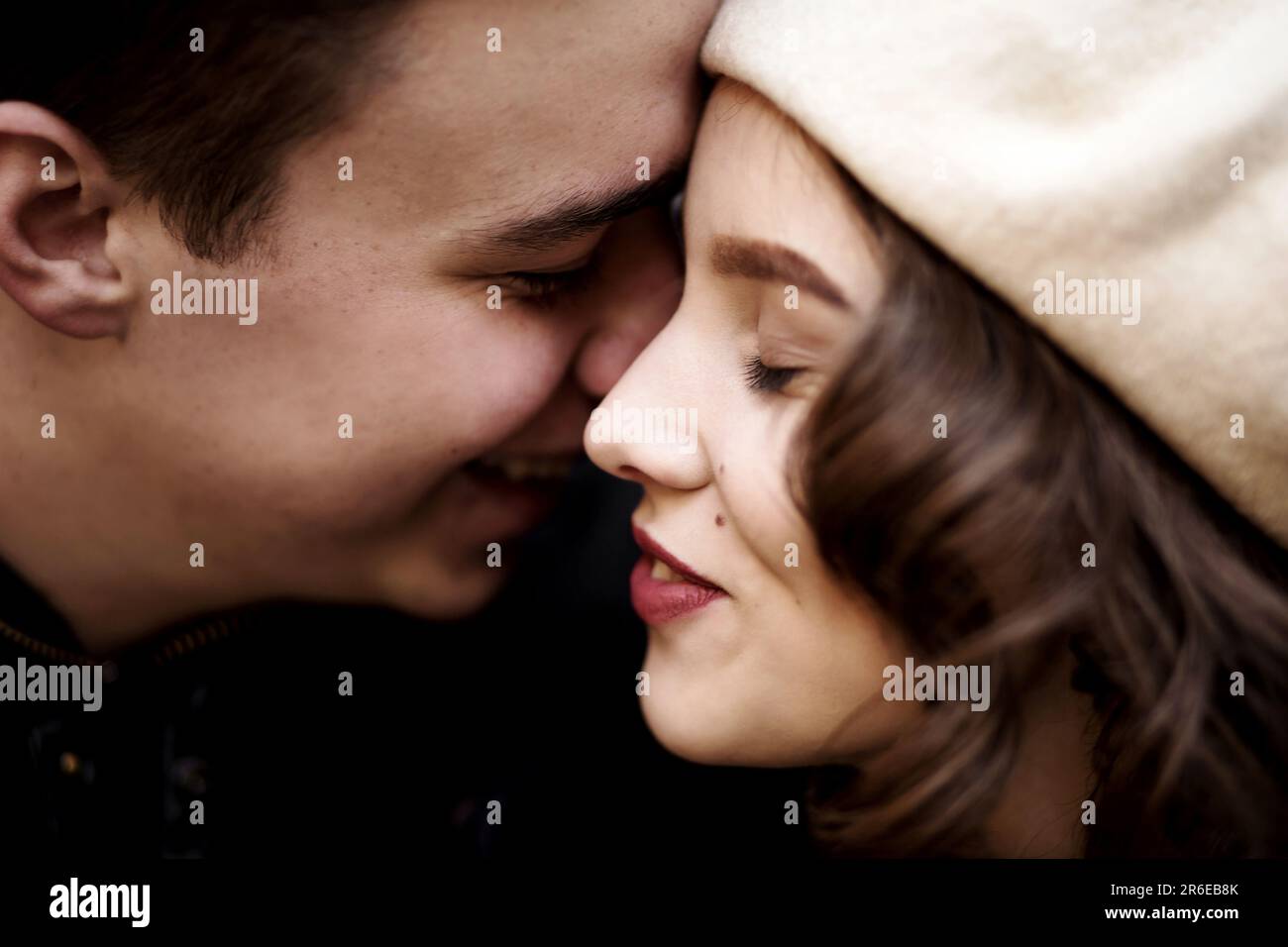 chiudi ritratto romantico di giovane uomo e donna ridendo Foto Stock