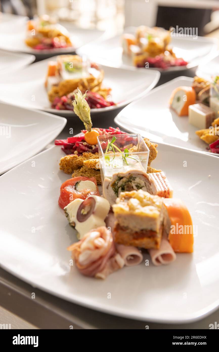 Gustosi antipasti su un piatto per il tavolo da matrimonio Foto Stock