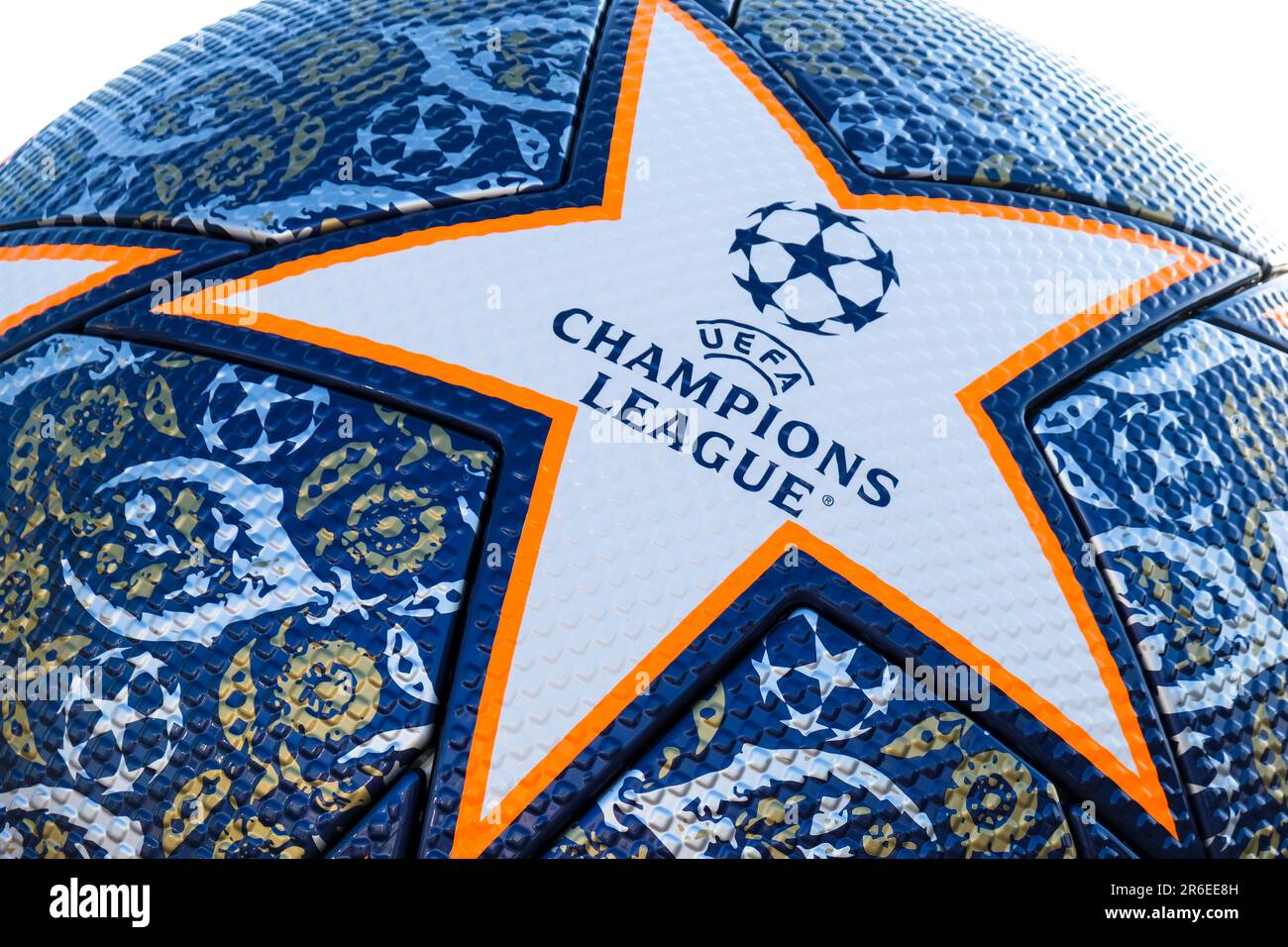 Primo piano del logo Champions League sulla palla. Area di messa a fuoco selettiva. Foto Stock