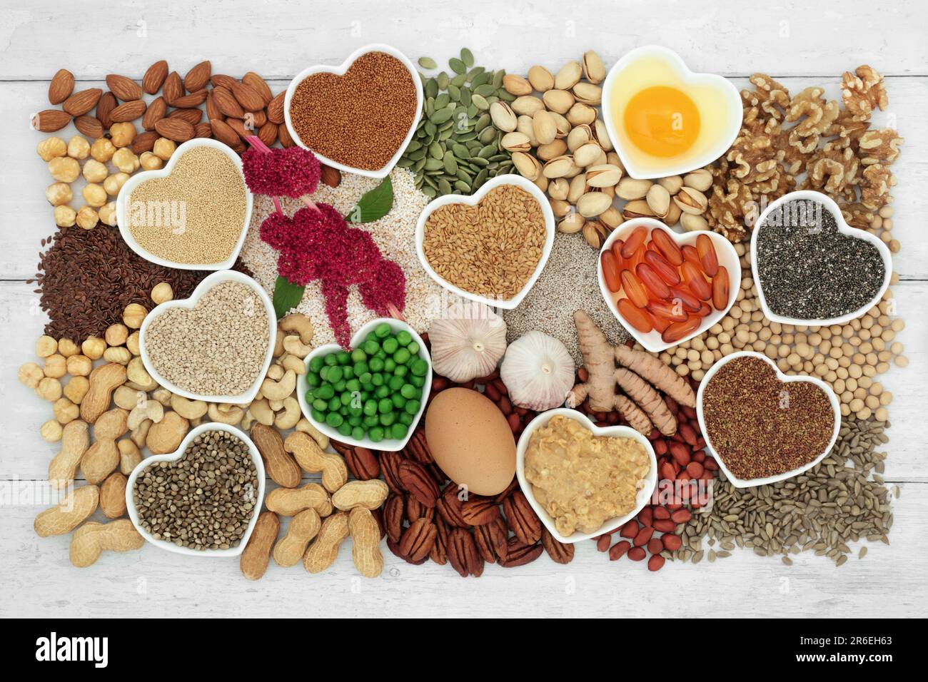 Alimenti per la salute per un cuore sano alto in lipidi contenenti acidi grassi essenziali grassi insaturi buoni per bassi livelli di colesterolo. Foto Stock