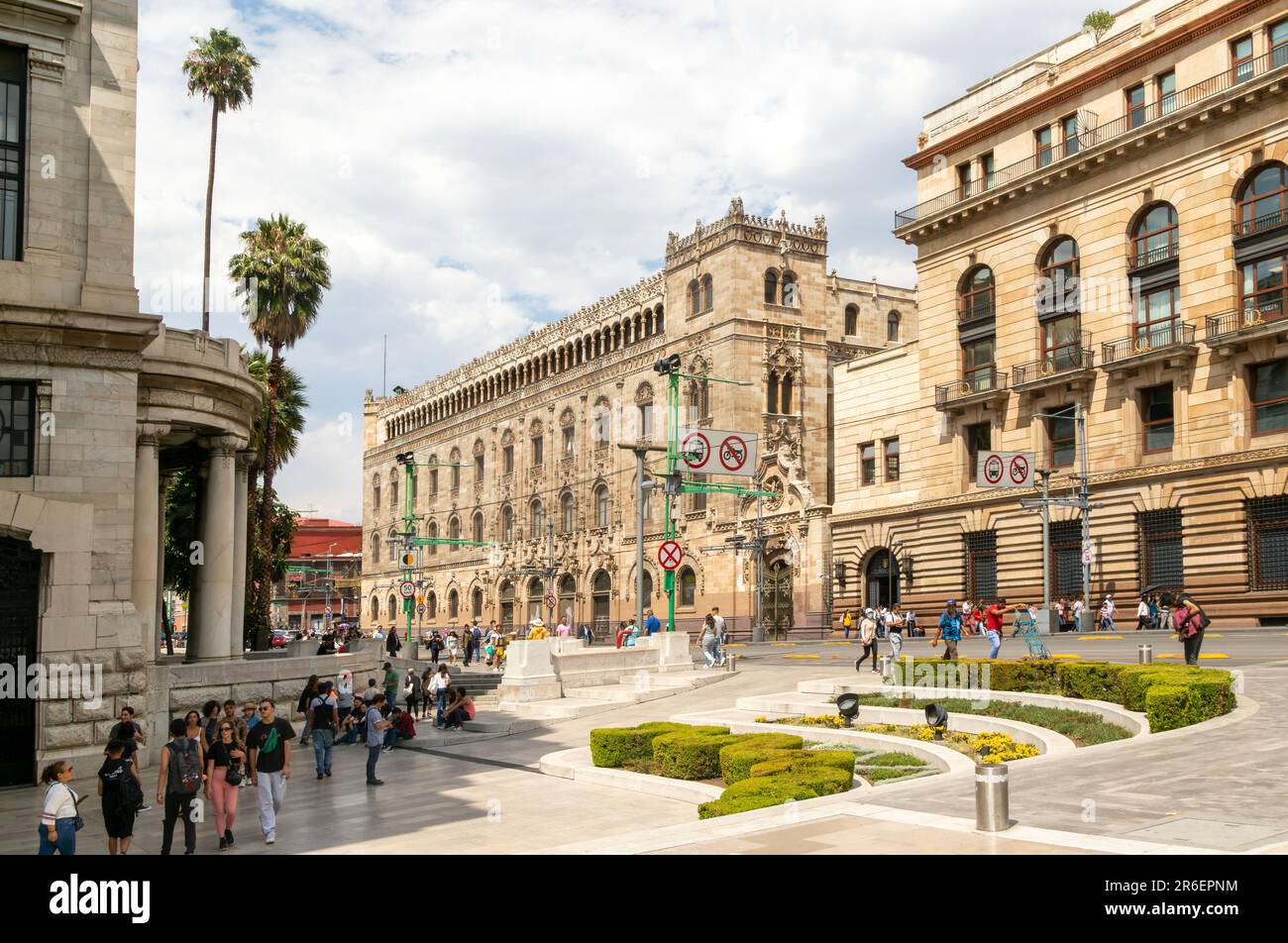 Palazzo dell'Ufficio postale di Palacio de Correos de México a sinistra, El Museo Banco de México, Banca del Messico edifici a destra, Centro Historico, Città del Messico, Messico Foto Stock